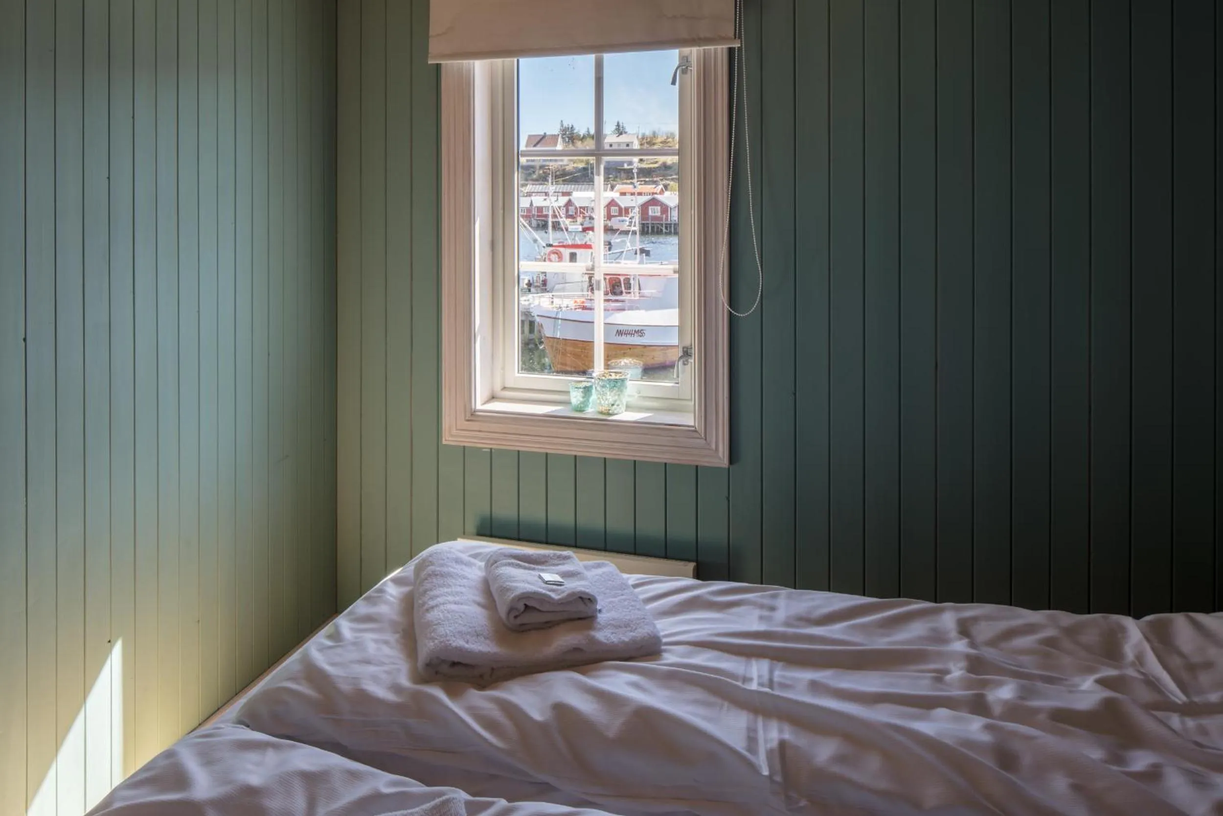 Bedroom, Bed in The Tide - Rorbuer