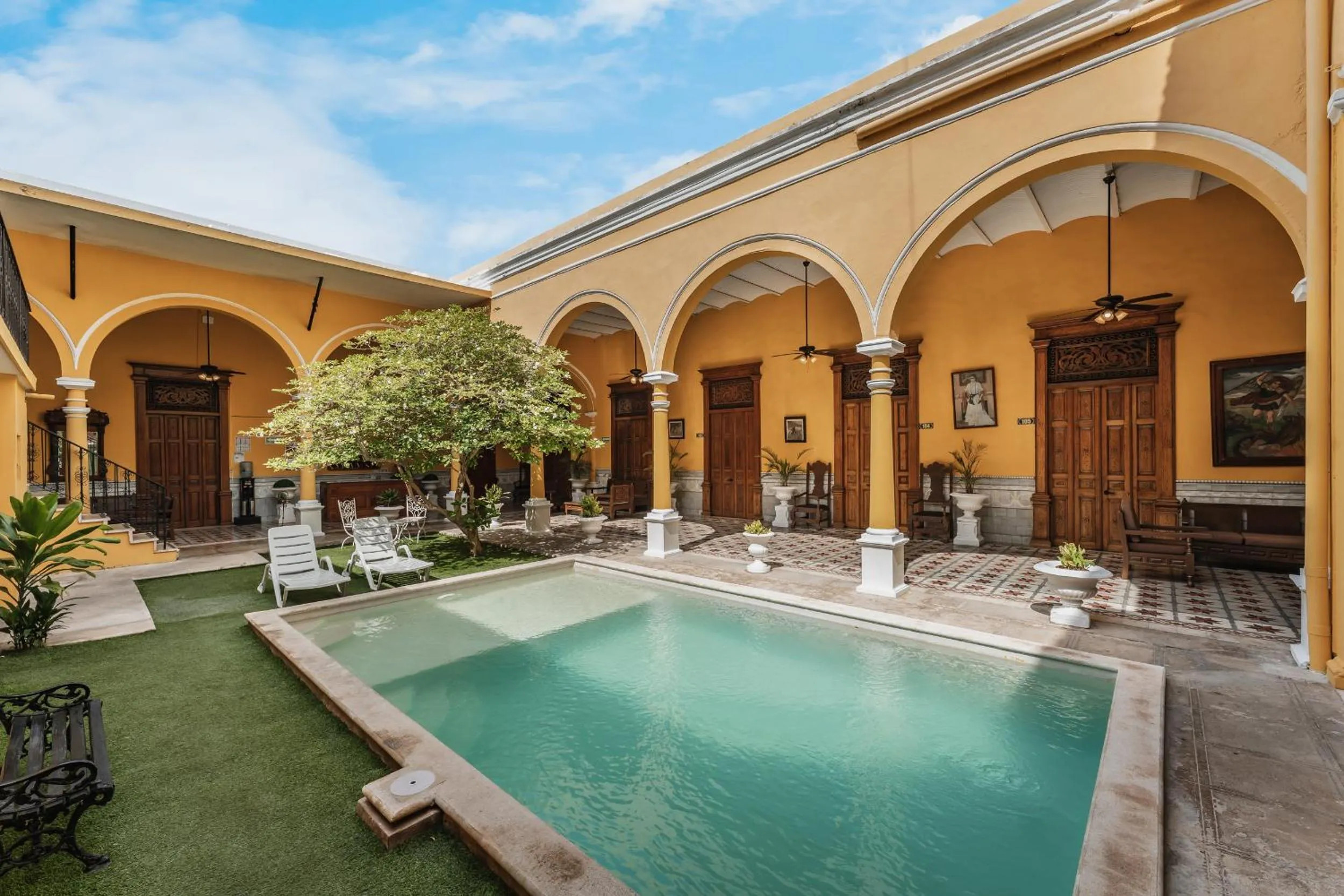 Swimming pool in Hotel Real Toledo by Kavia