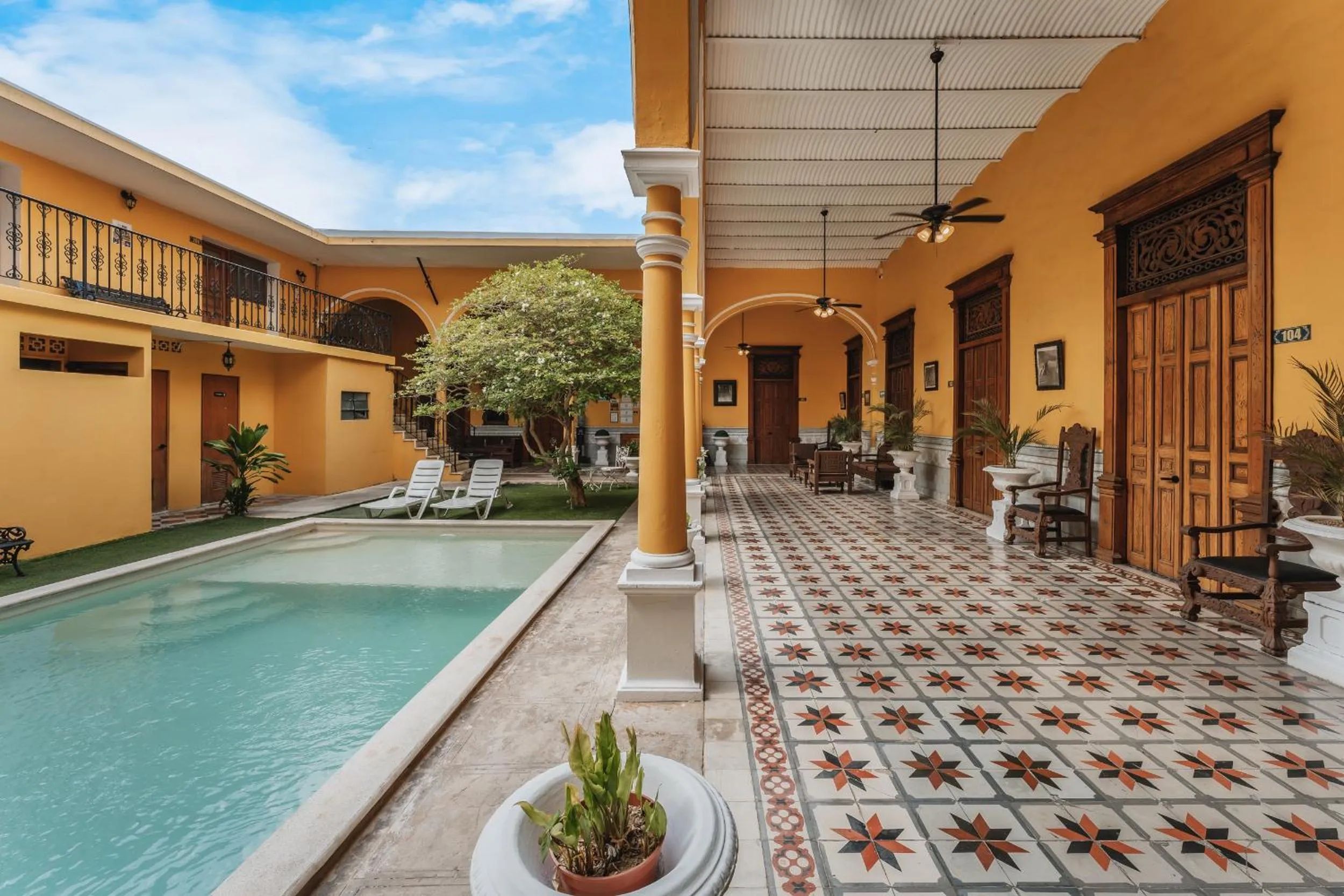 Swimming pool in Hotel Real Toledo by Kavia