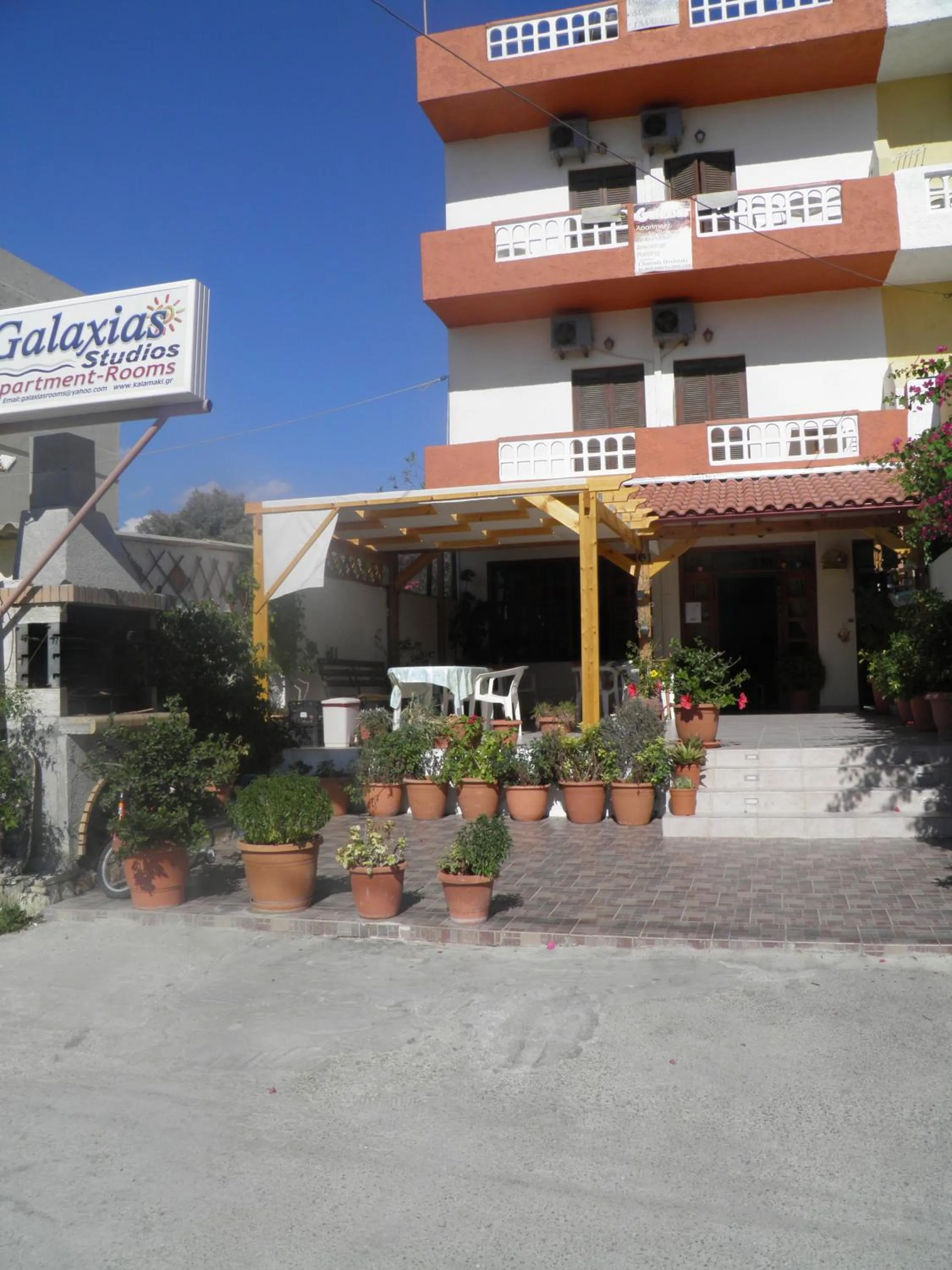 Facade/entrance in Galaxias Studios