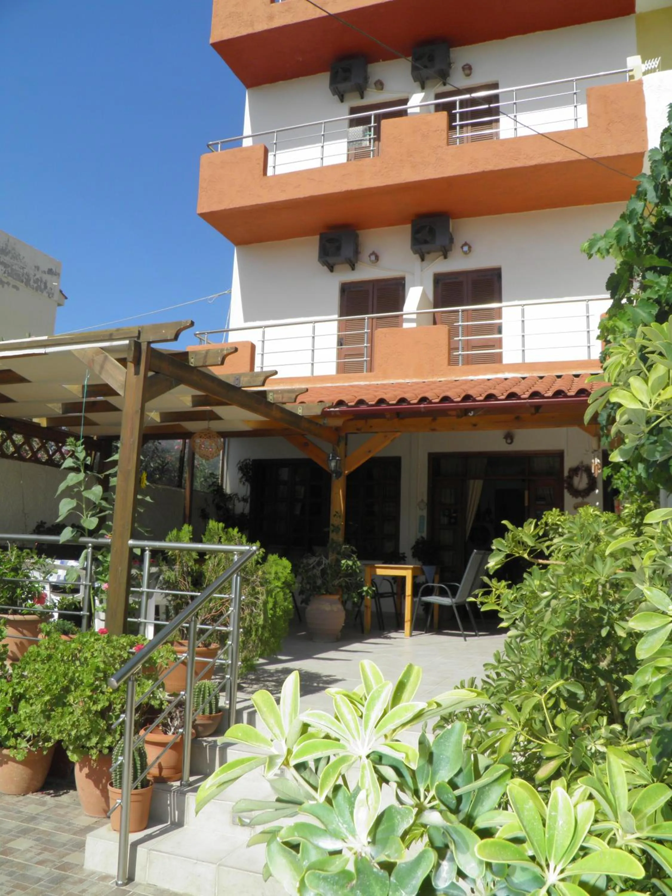 Facade/entrance in Galaxias Studios