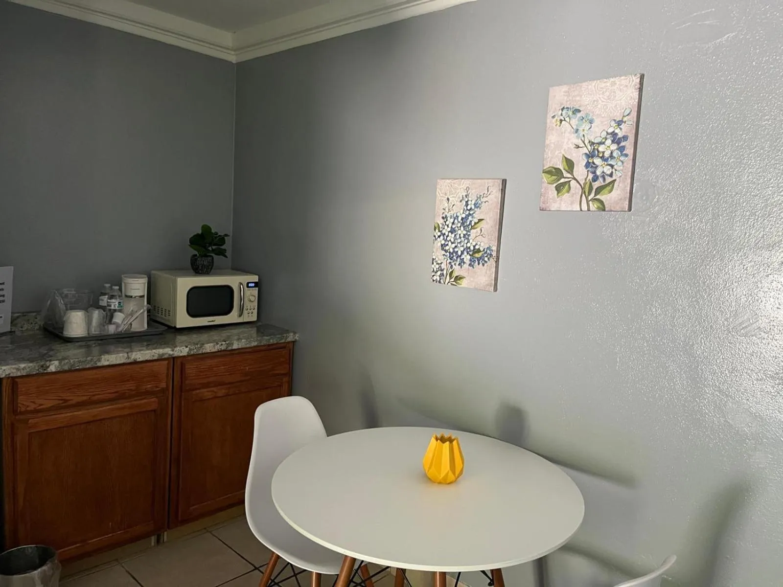 Coffee/tea facilities in BlueGem Motel