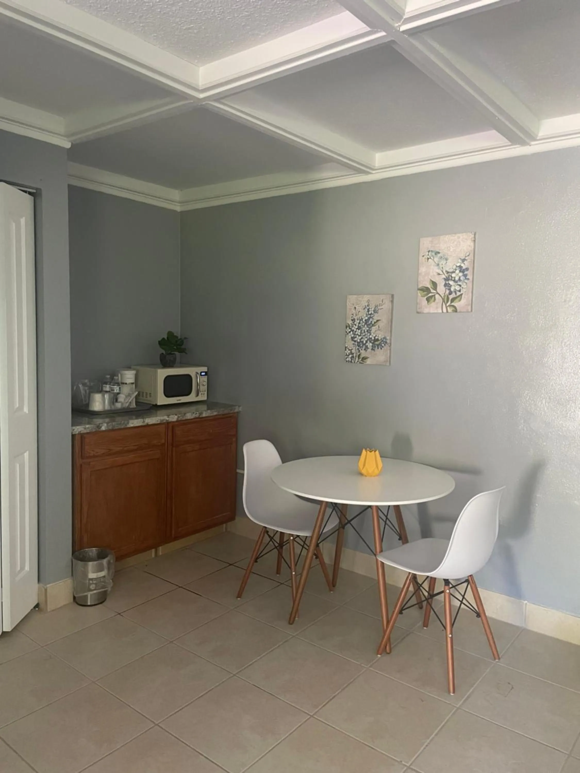 Coffee/tea facilities in BlueGem Motel