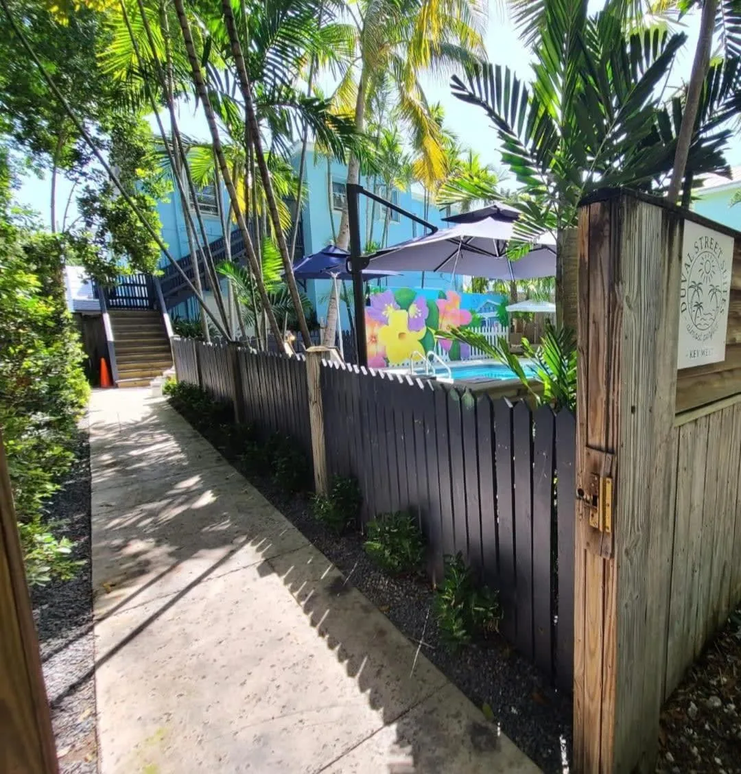 Property building in Four Suites on Duval Street w parking and pool
