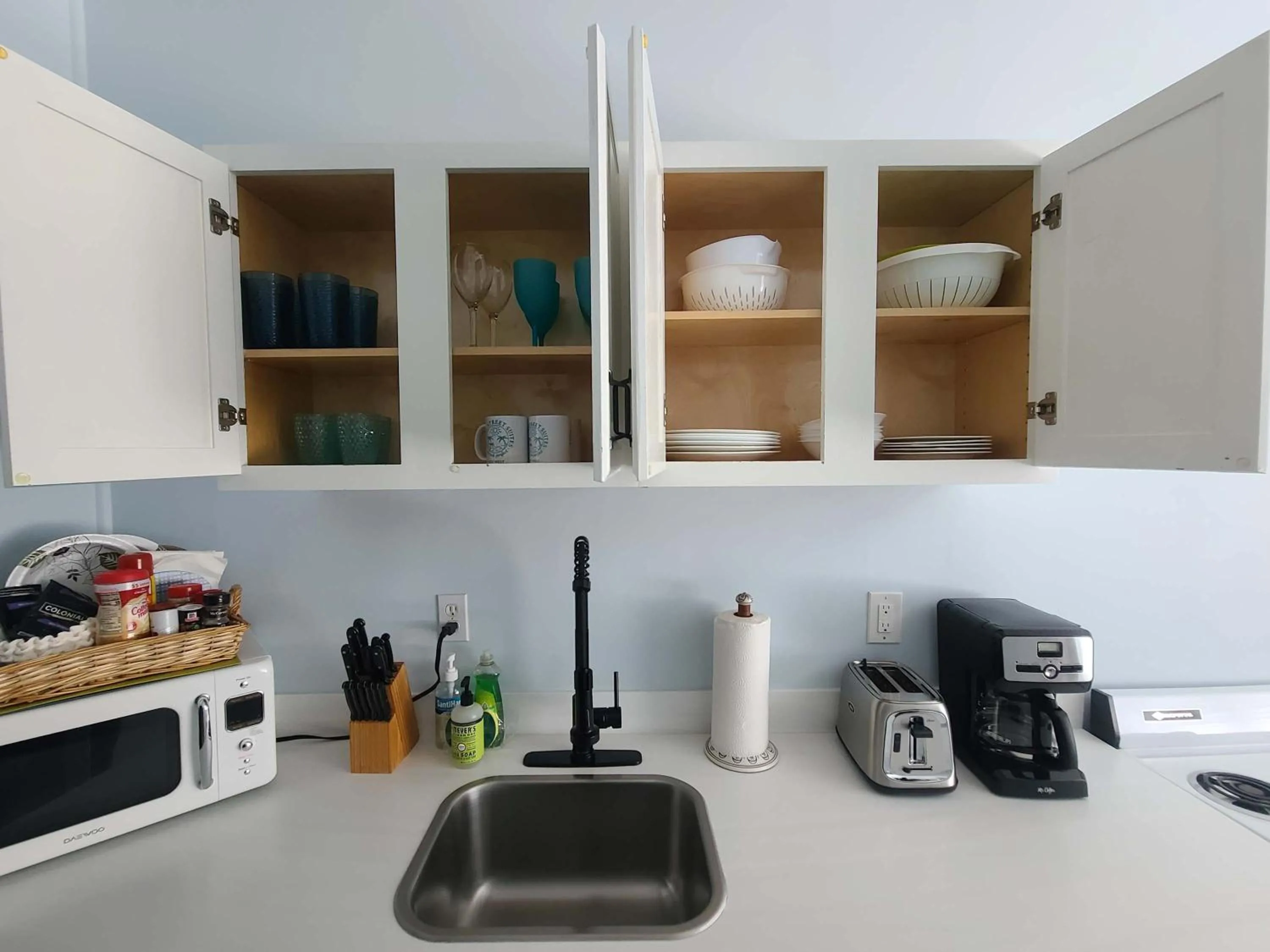 Coffee/tea facilities in Four Suites on Duval Street w parking and pool