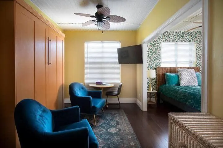 TV and multimedia in Four Suites on Duval Street w parking and pool