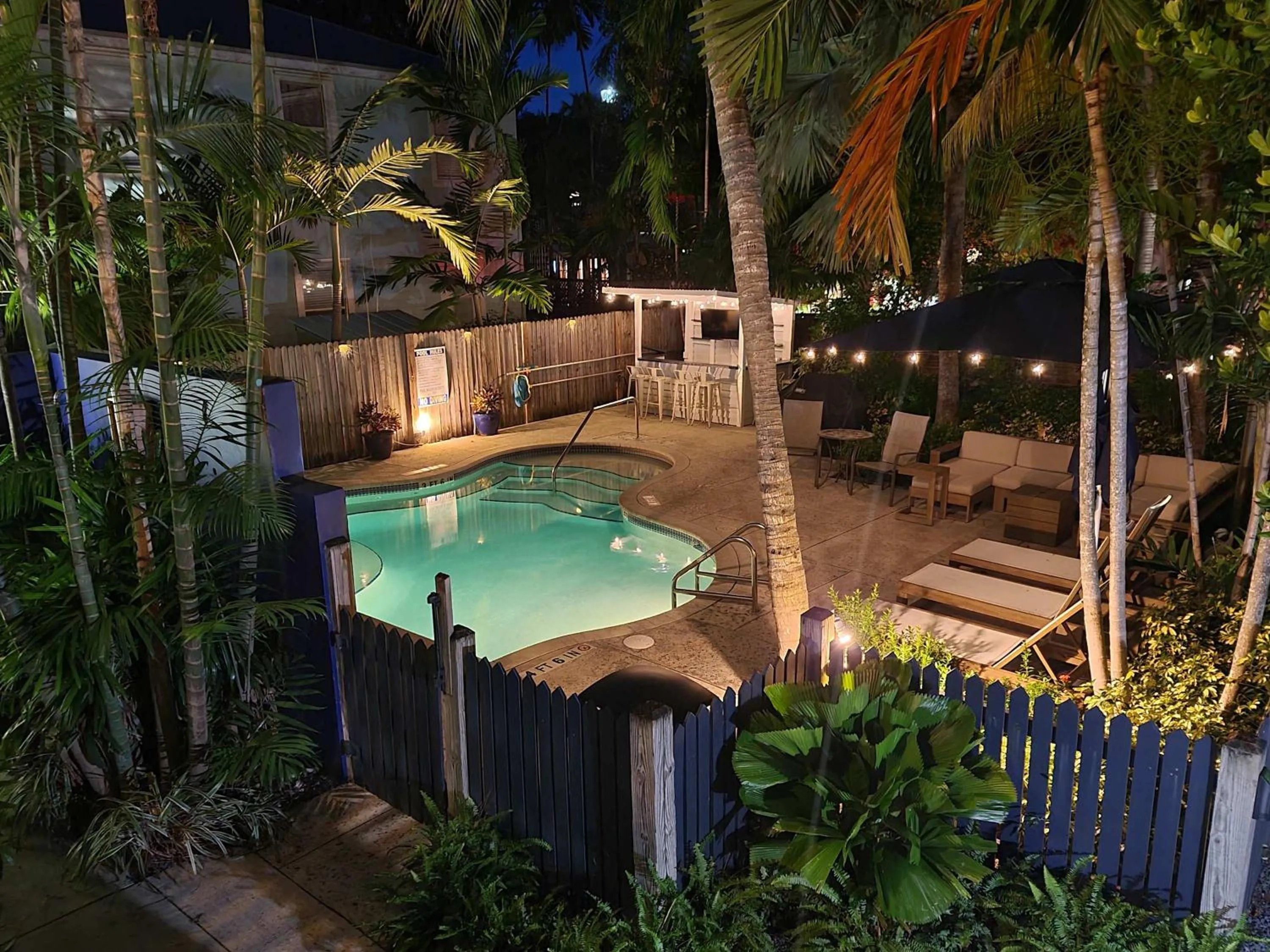 Night in Four Suites on Duval Street w parking and pool