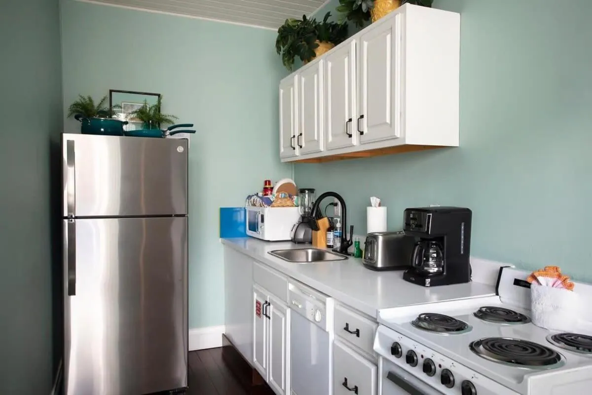 Coffee/tea facilities in Four Suites on Duval Street w parking and pool