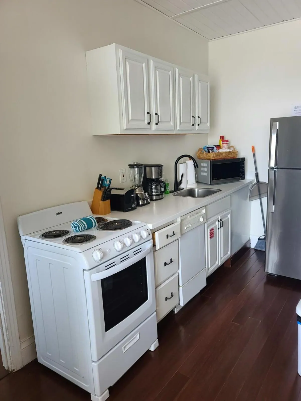 Coffee/tea facilities in Four Suites on Duval Street w parking and pool