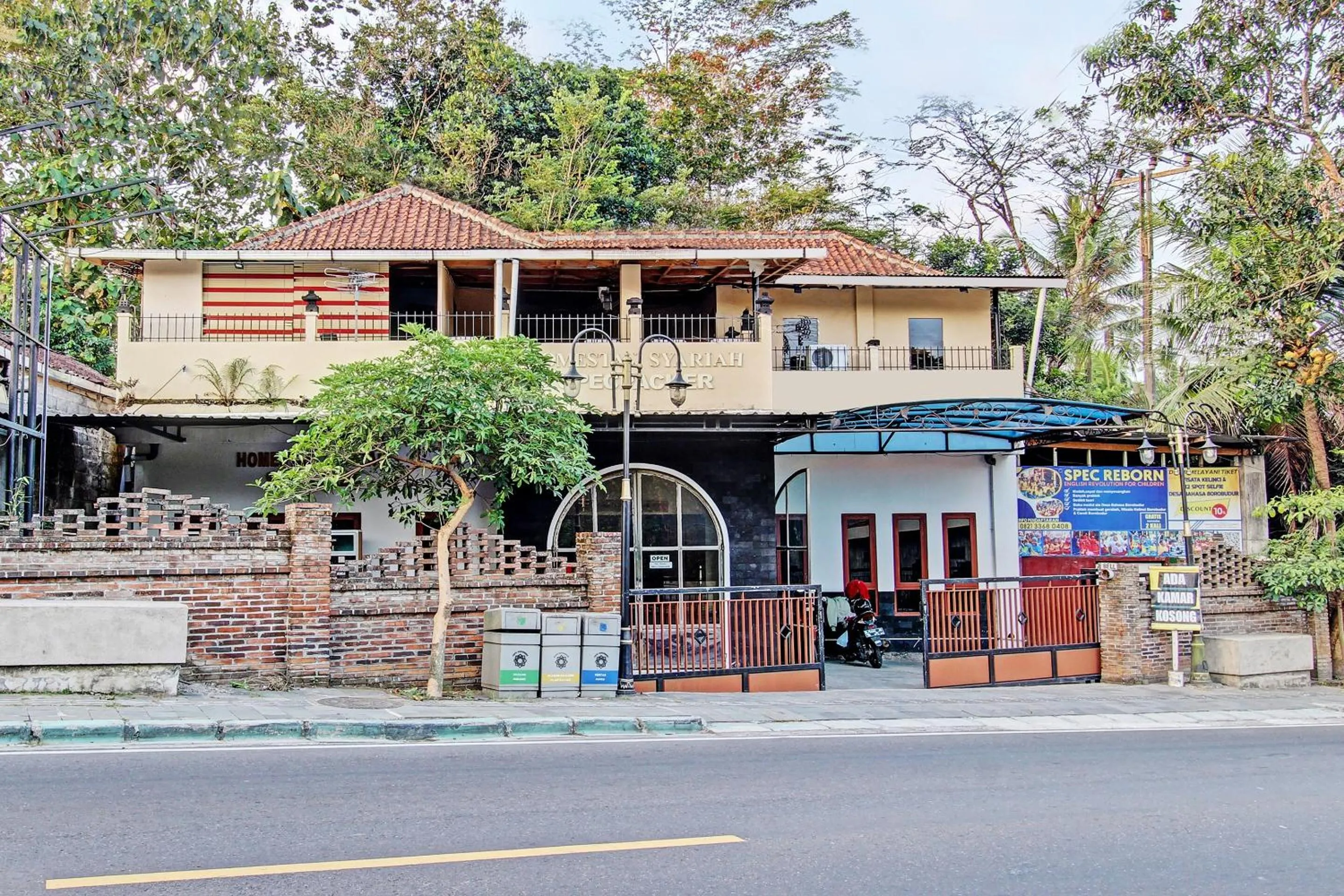 Facade/entrance in OYO 92851 Homestay Borobudur Specpacker Syariah