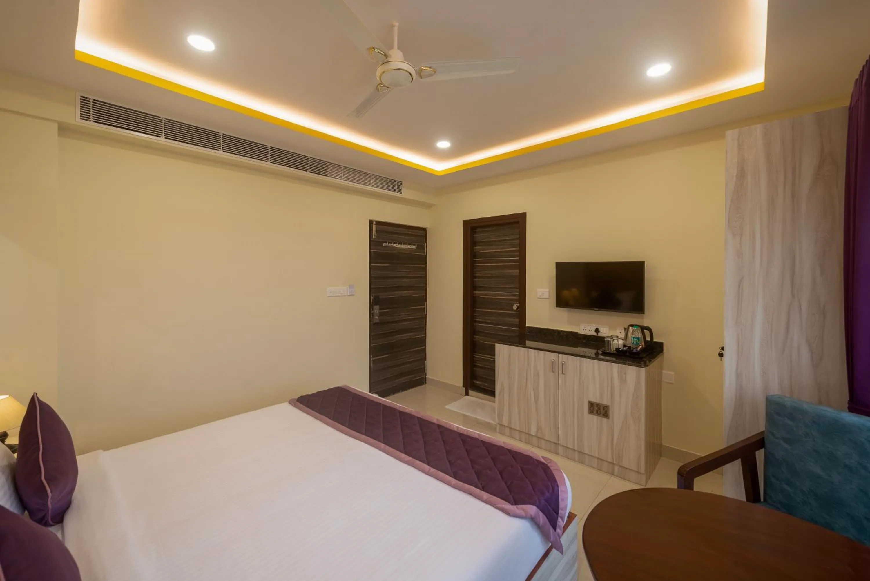 TV and multimedia, Bed in Zenith Hotels Hebbal Bangalore