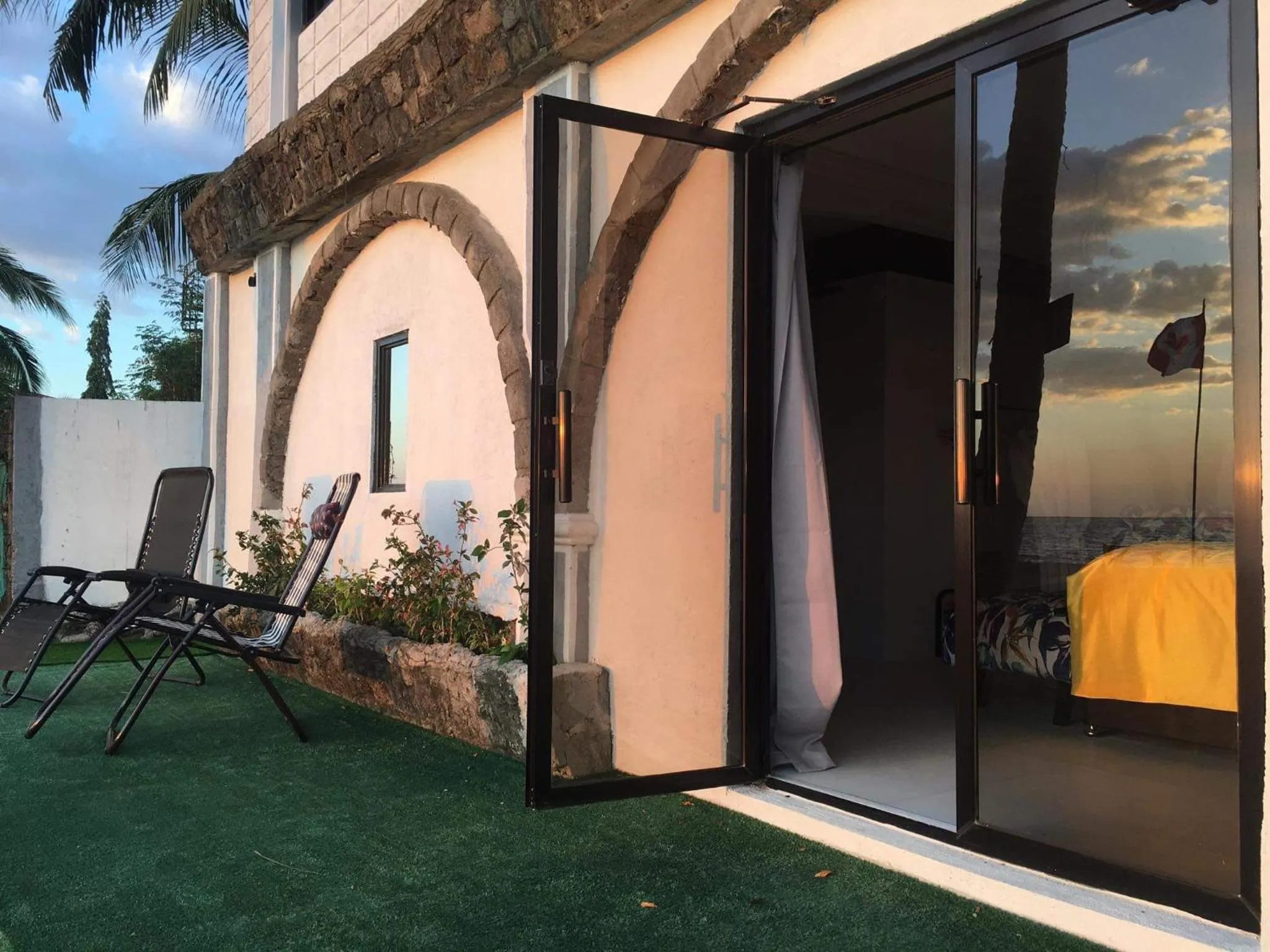 Sunbloom Beachfront Hotel and Restaurant Zambales