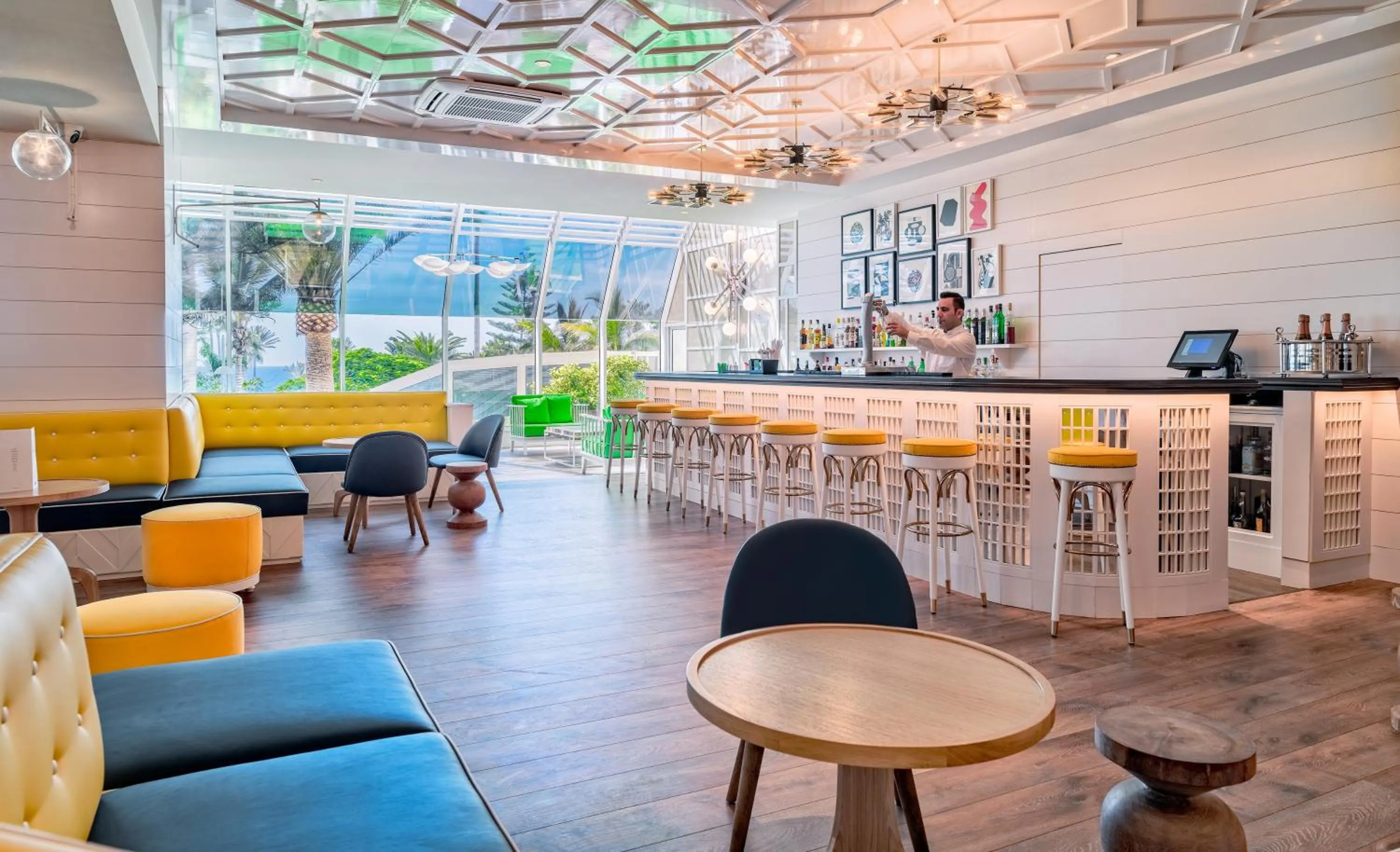 Lounge or bar in H10 Las Palmeras