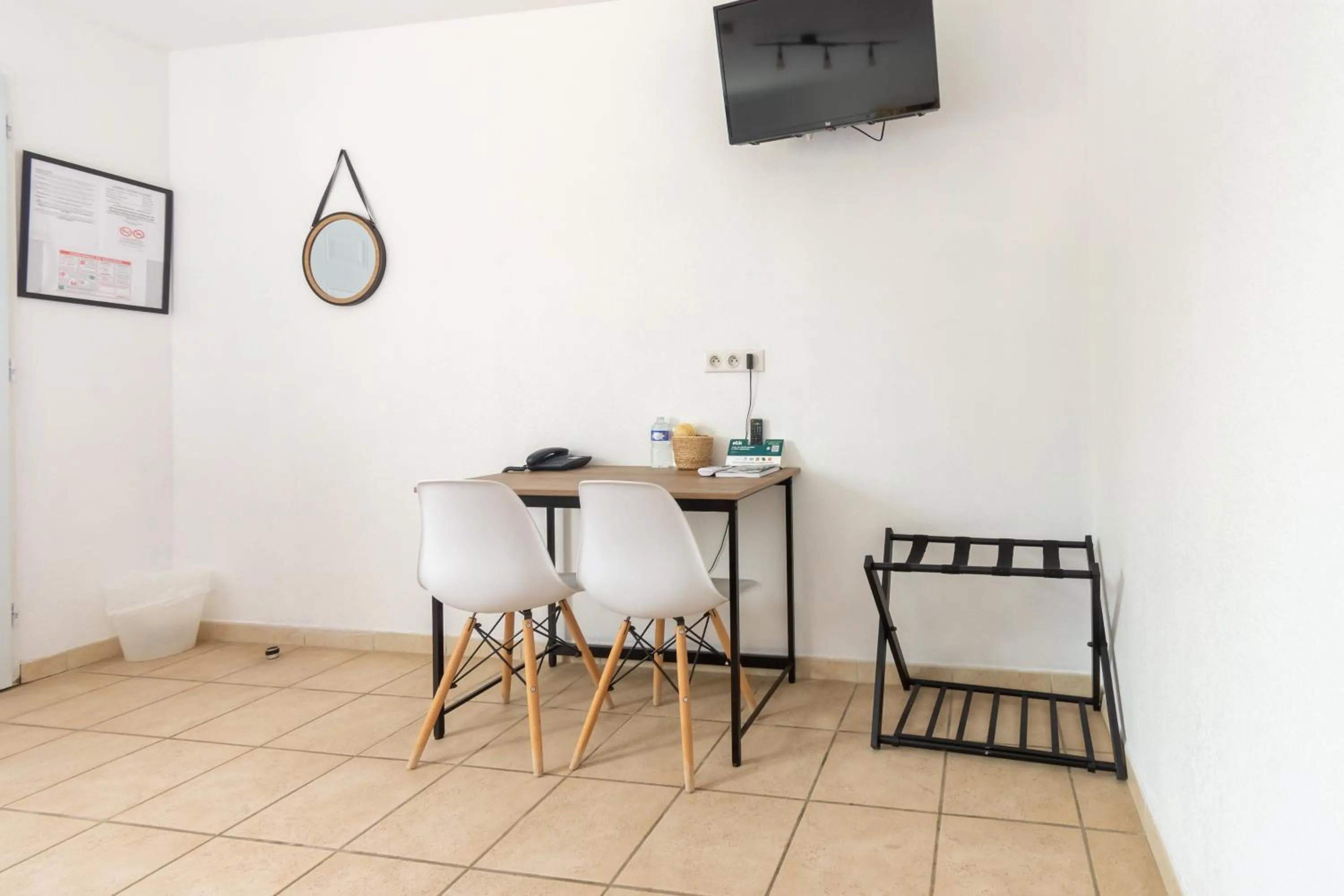 TV and multimedia in Logis hôtel restaurant Le clos saint loup