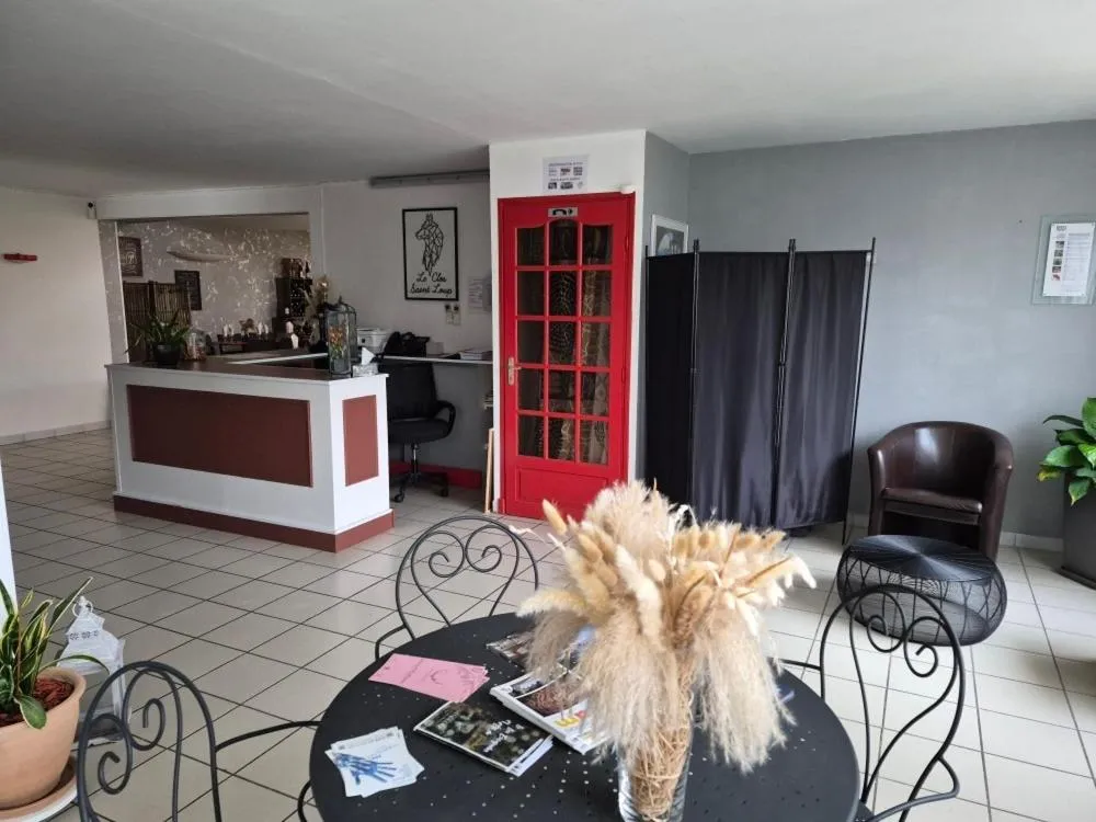 Lounge or bar in Logis hôtel restaurant Le clos saint loup