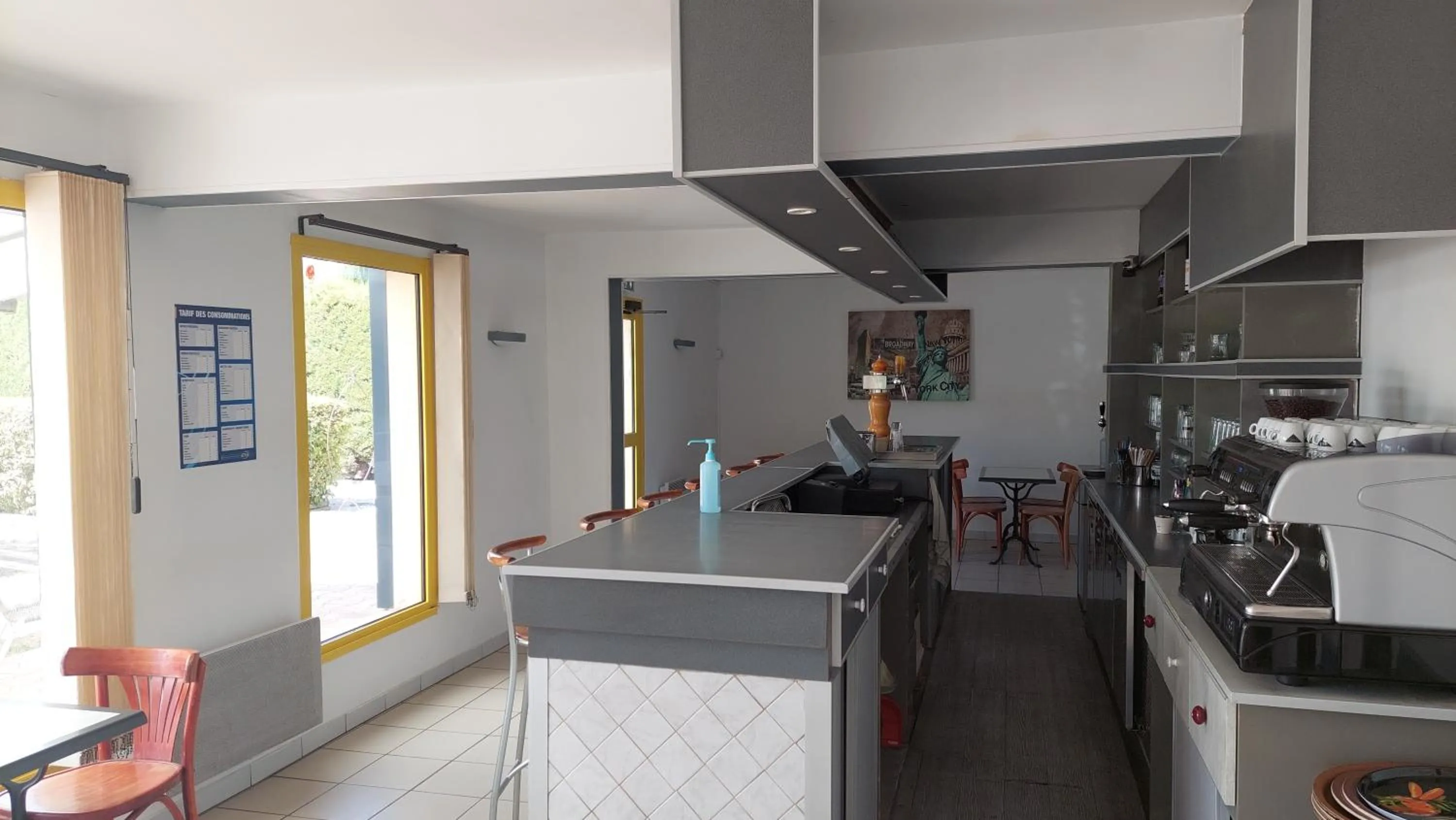 Lounge or bar in Logis hôtel restaurant Le clos saint loup