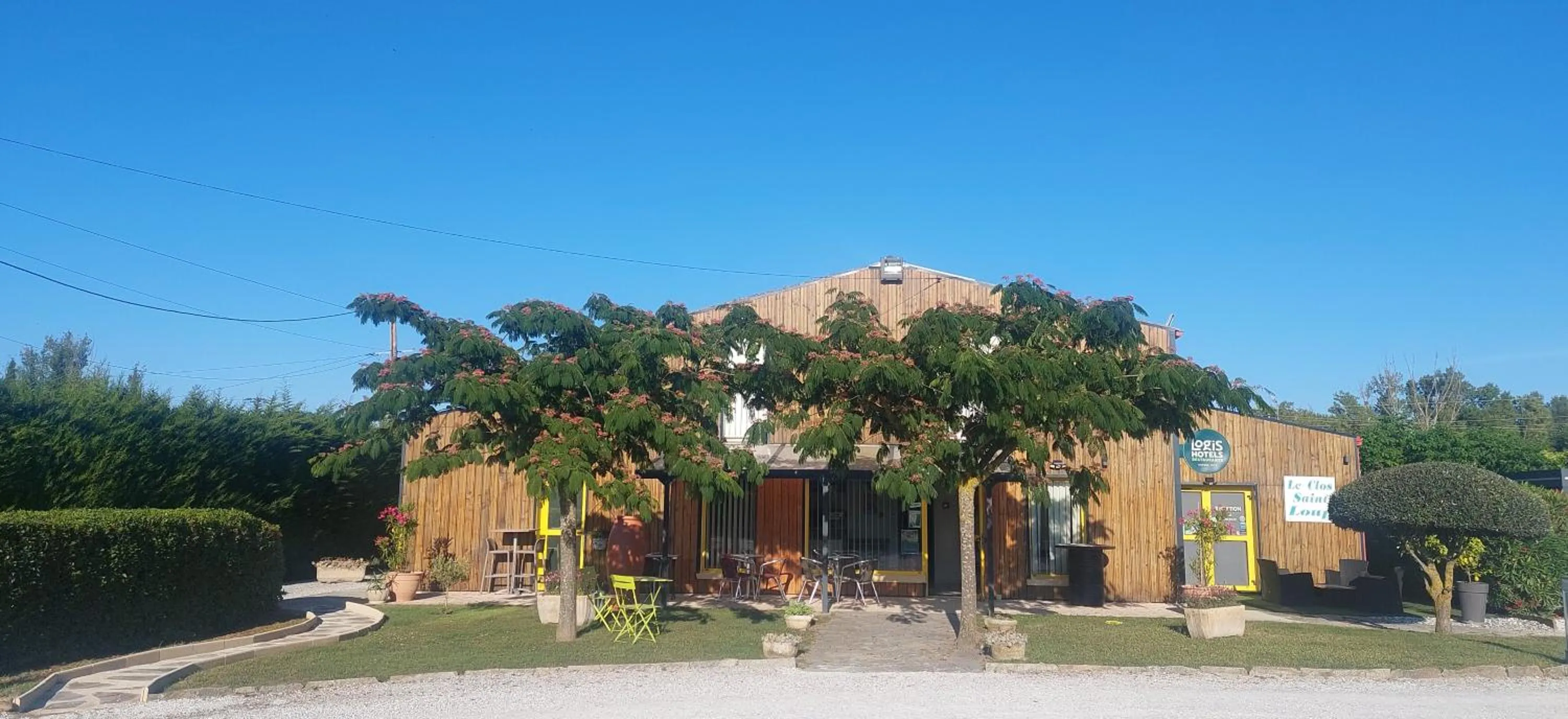 Property building in Logis hôtel restaurant Le clos saint loup