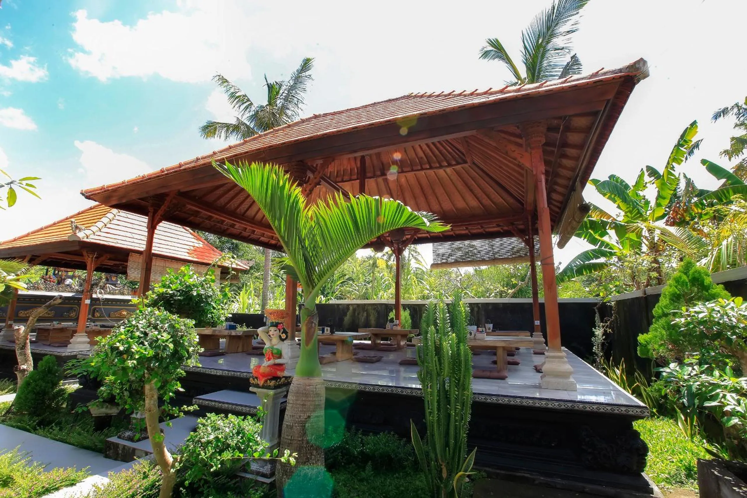 Restaurant/places to eat in THE DARA HILL