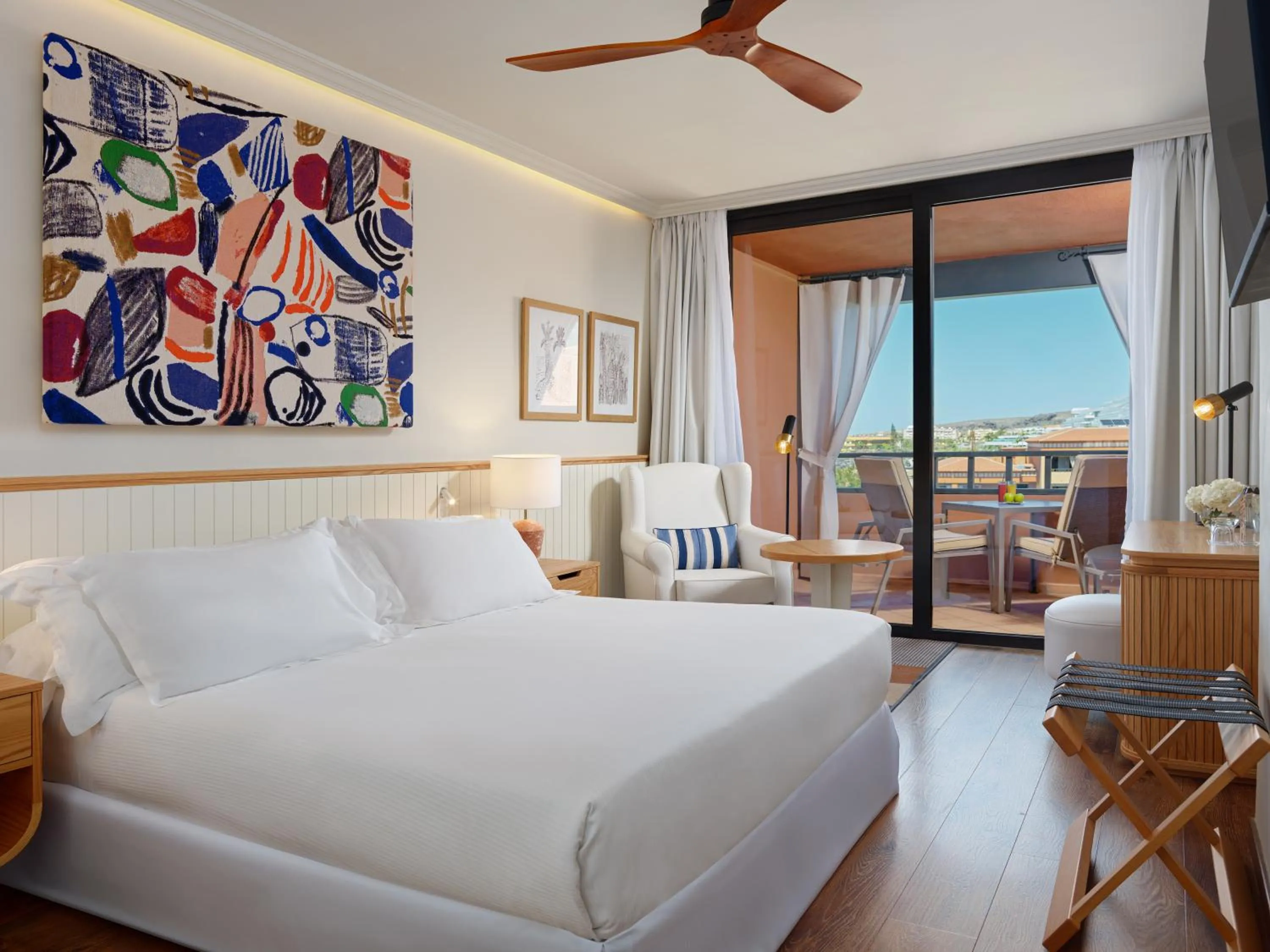 Photo of the whole room, Bed in H10 Costa Adeje Palace