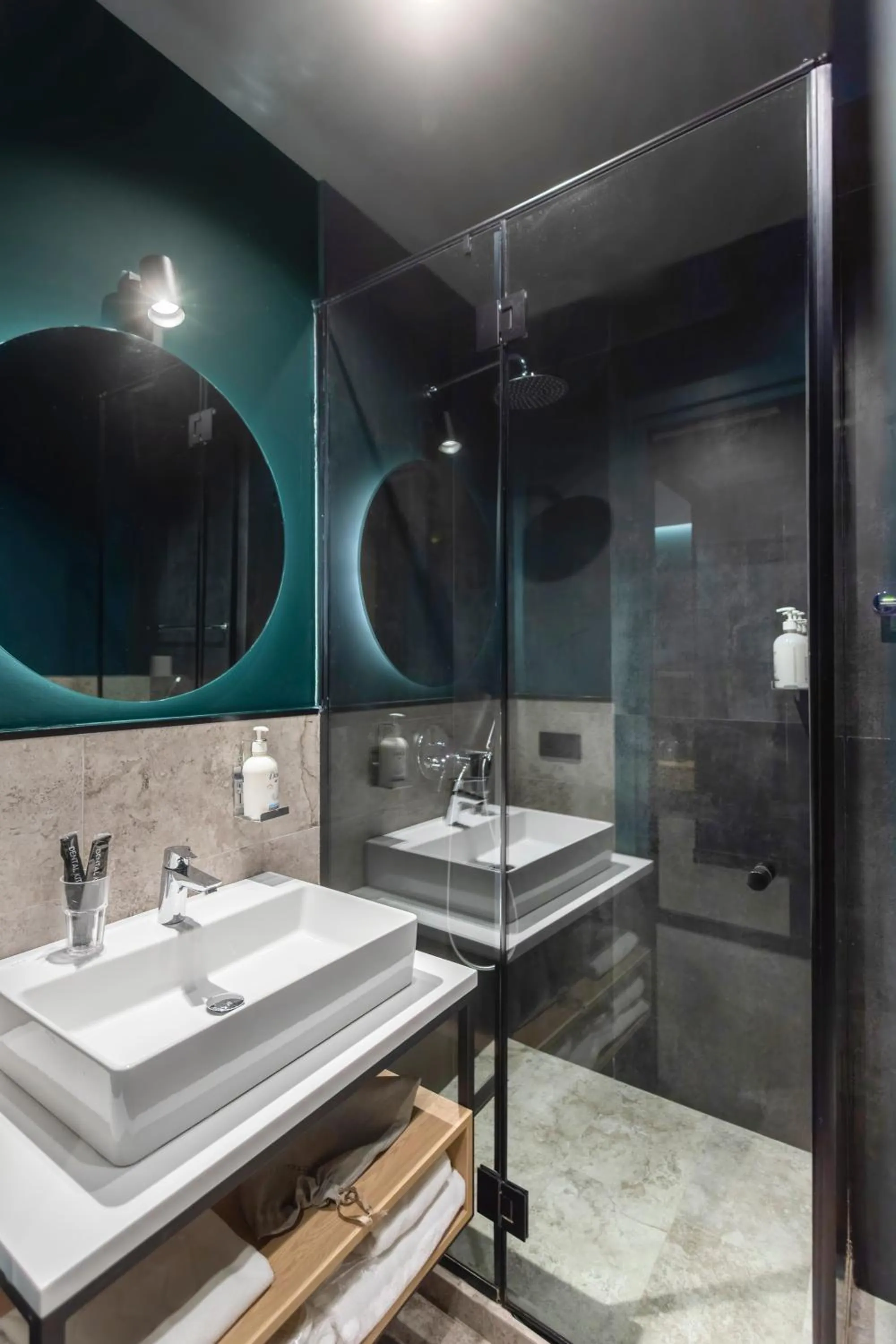 Shower in Graf Hotel