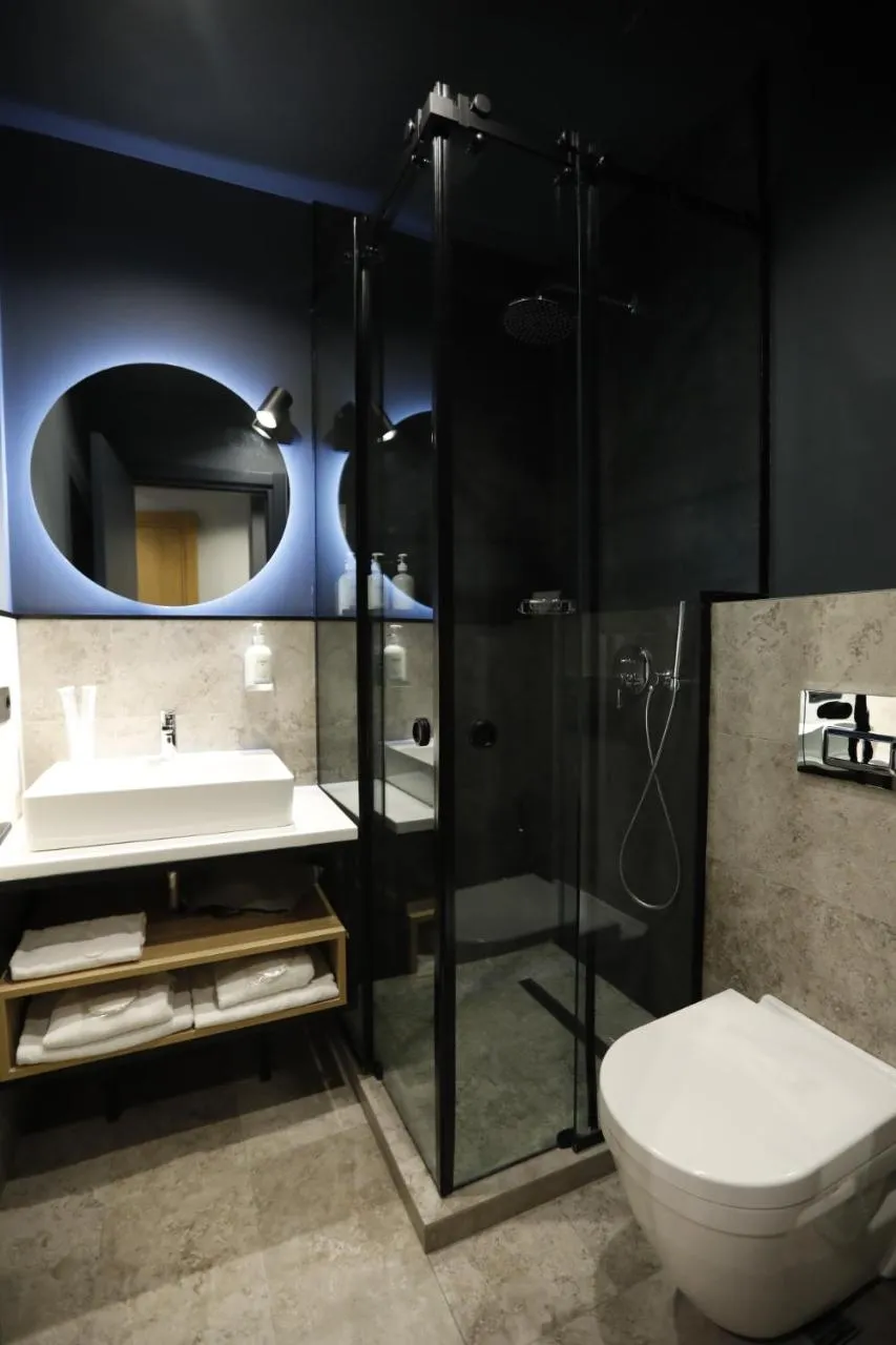 Shower in Graf Hotel