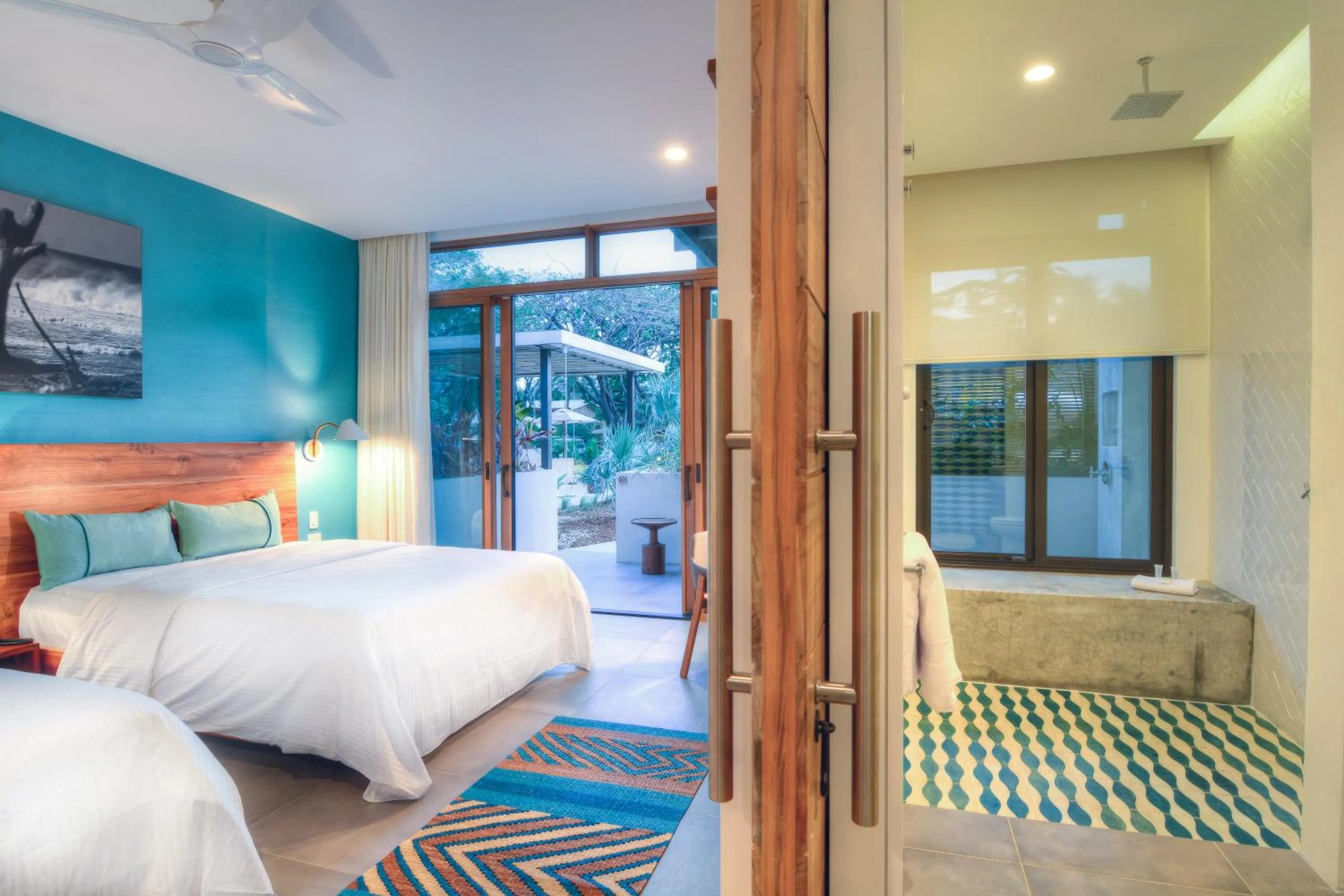 Bathroom, Bed in The Gilded Iguana