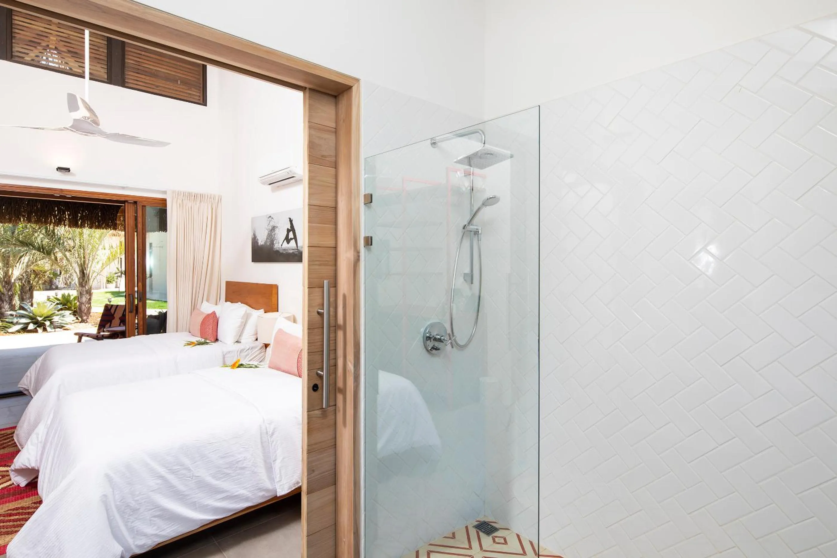 Bathroom, Bed in The Gilded Iguana