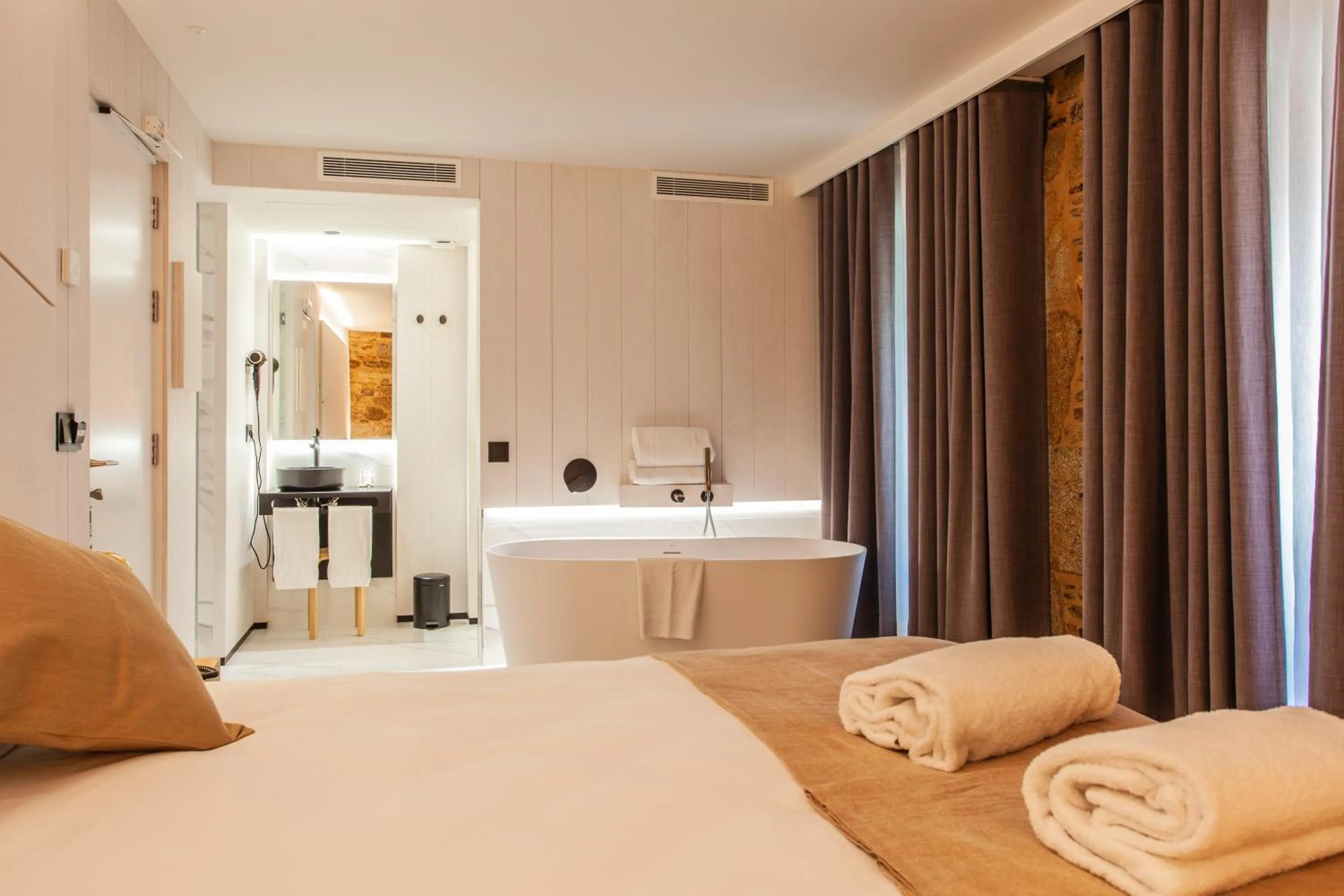 Bath, Bed in Hotel Plaza Obradoiro by Bossh! Hotels