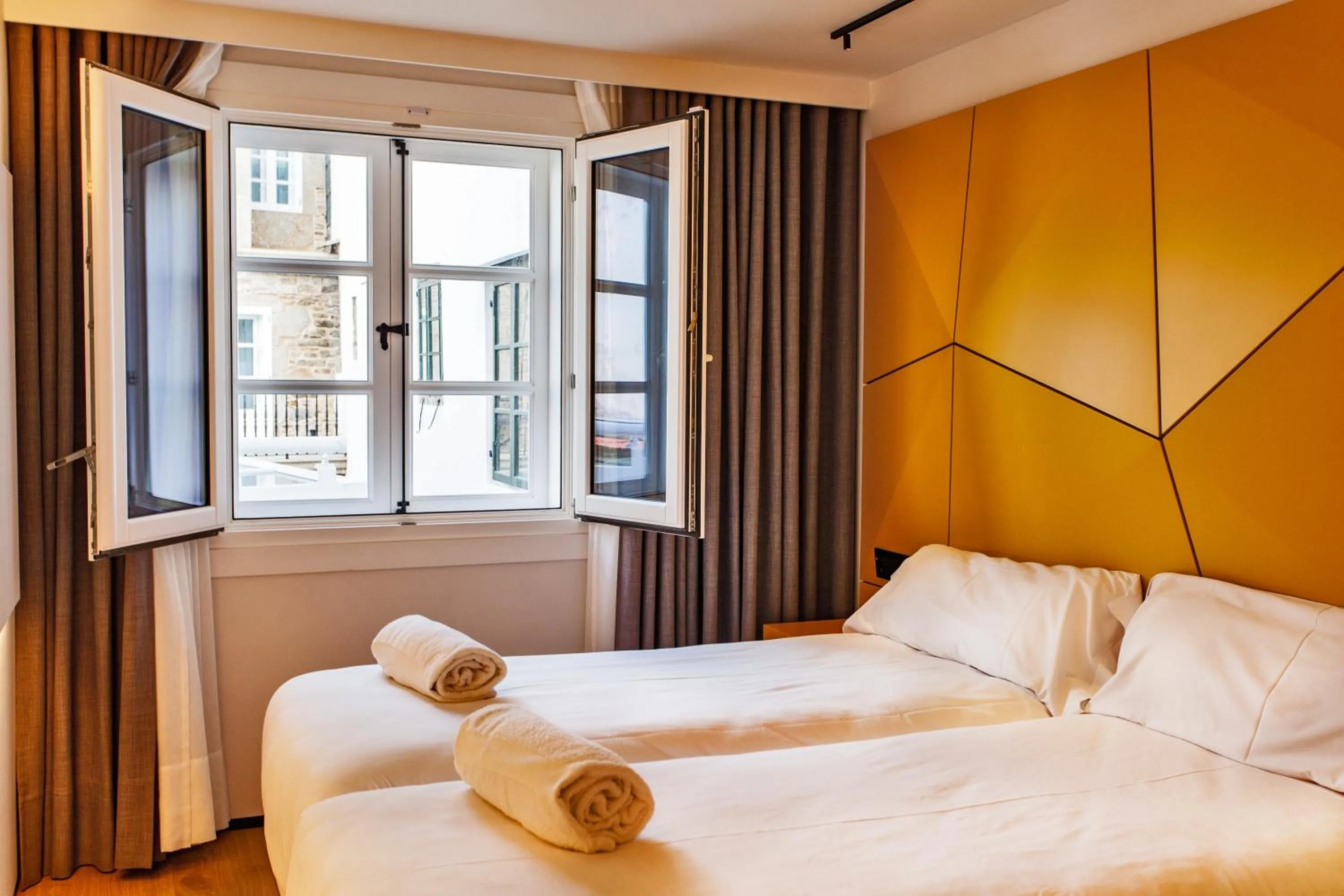 Inner courtyard view, Bed in Hotel Plaza Obradoiro by Bossh! Hotels