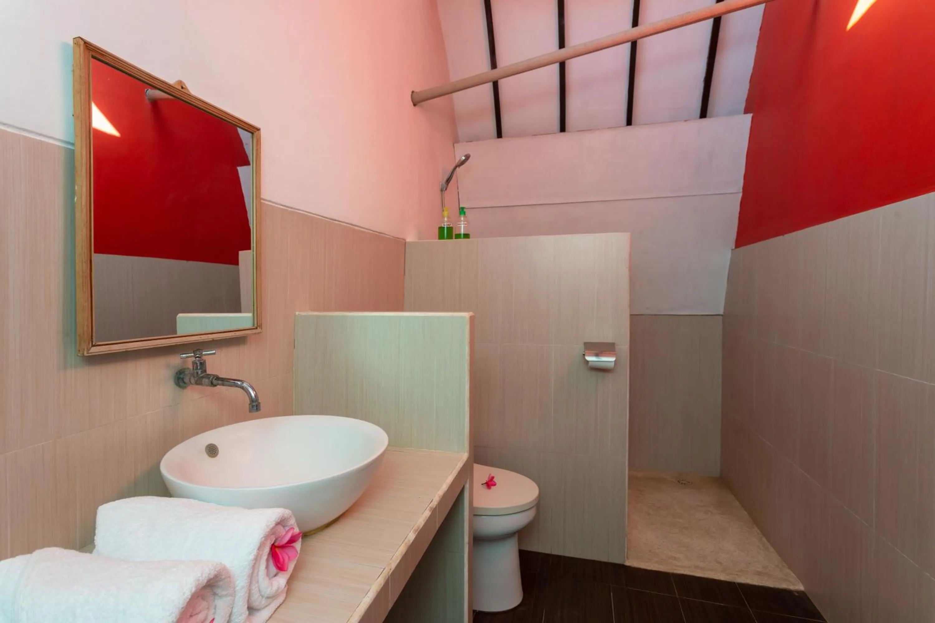 Bathroom in Kidi's Lodge Gilitrawangan