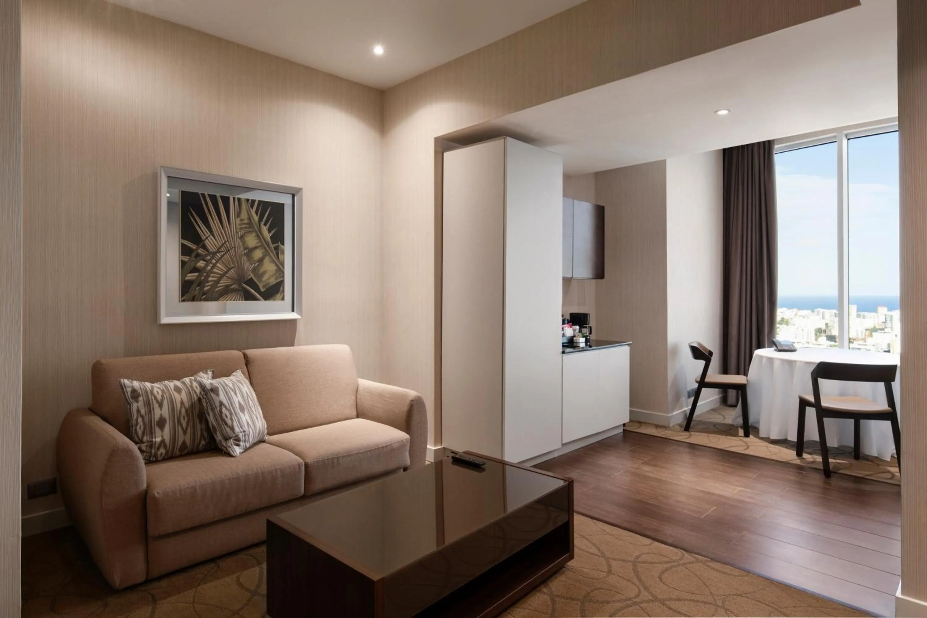 Communal lounge/ TV room in Embassy Suites by Hilton Santo Domingo