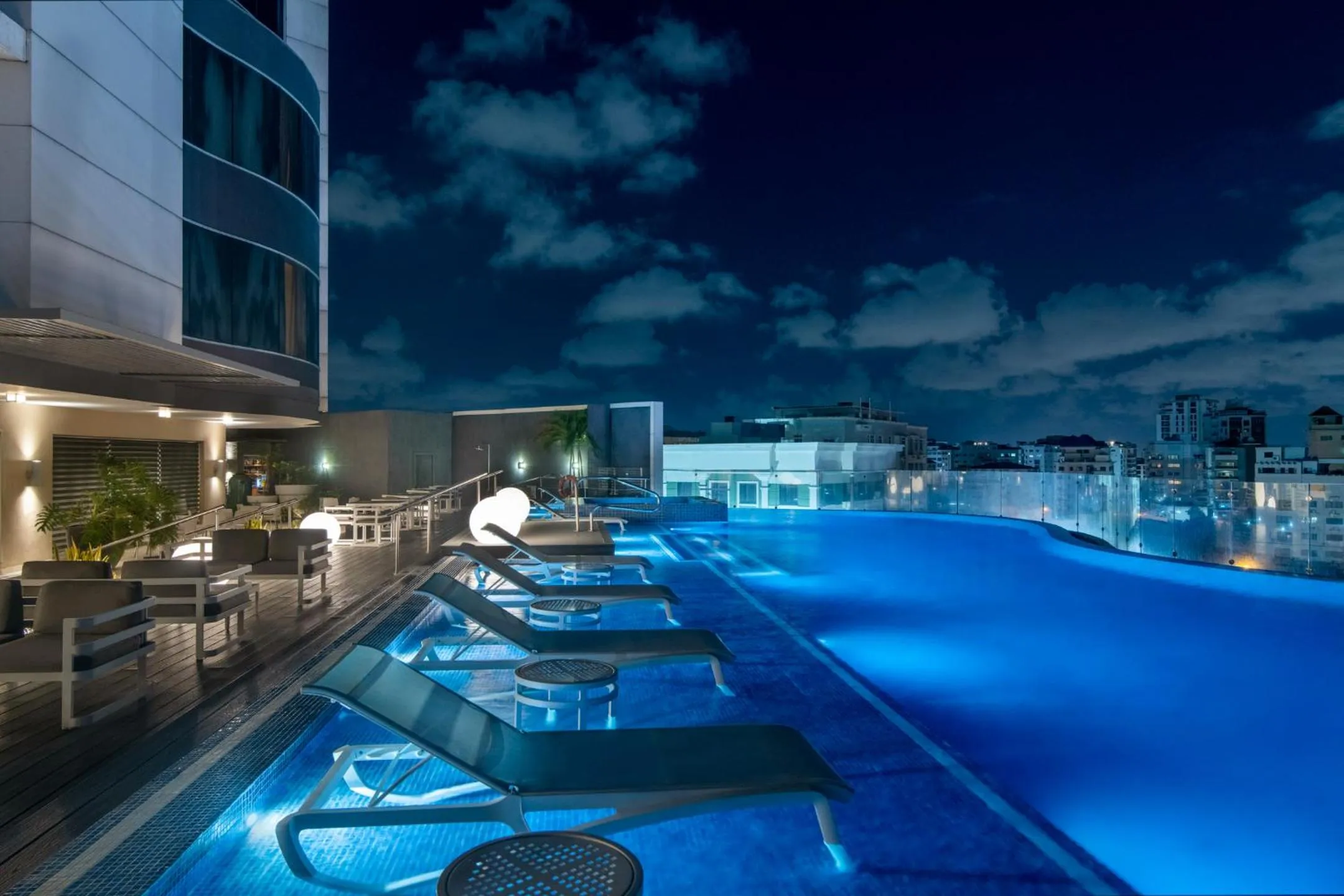 Swimming pool in Embassy Suites by Hilton Santo Domingo