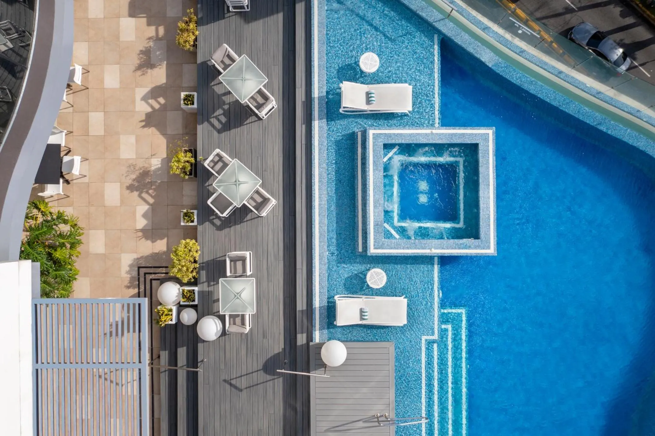 Swimming pool in Embassy Suites by Hilton Santo Domingo