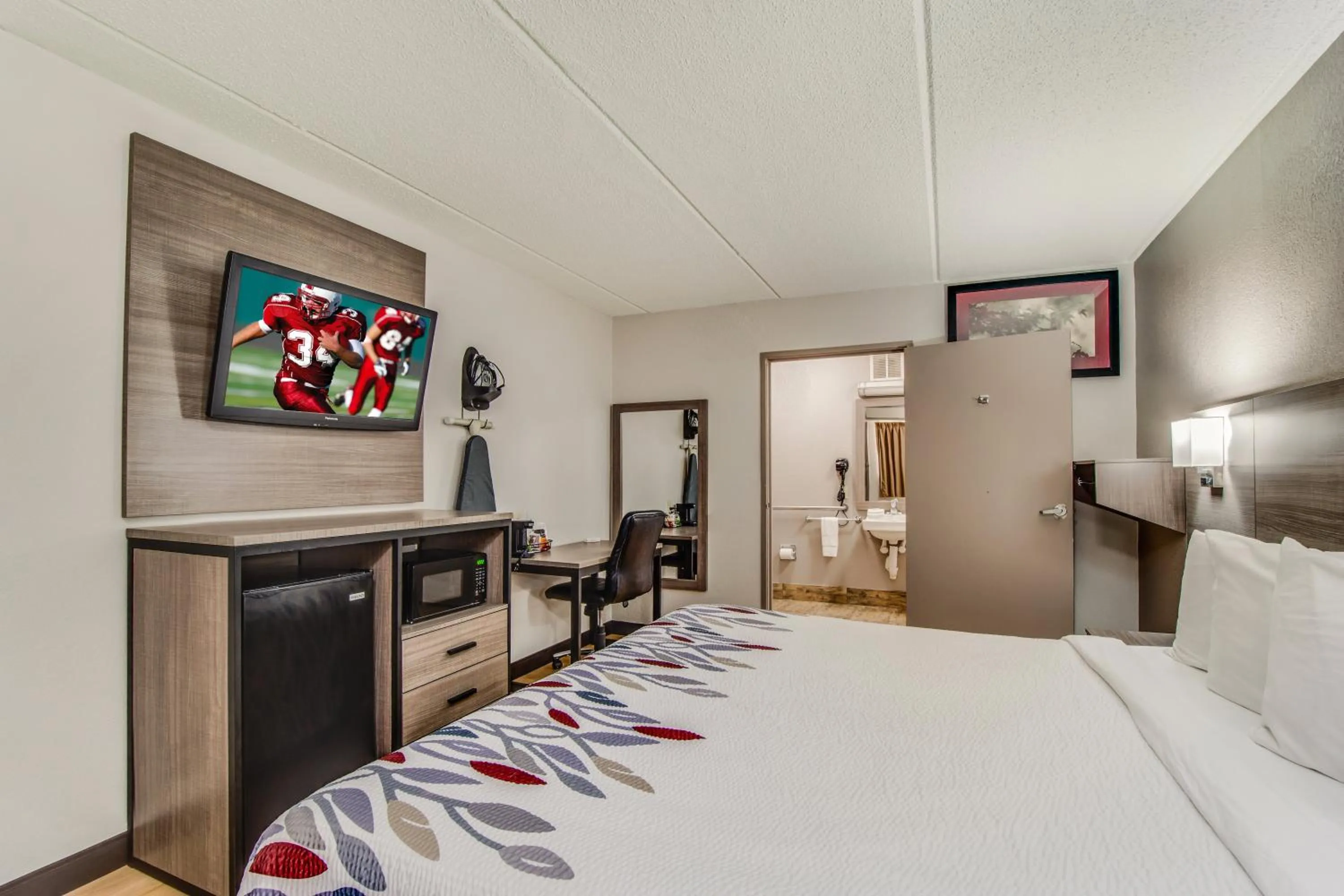 Bedroom, Bed in Red Roof Inn Columbia East - Ft Jackson