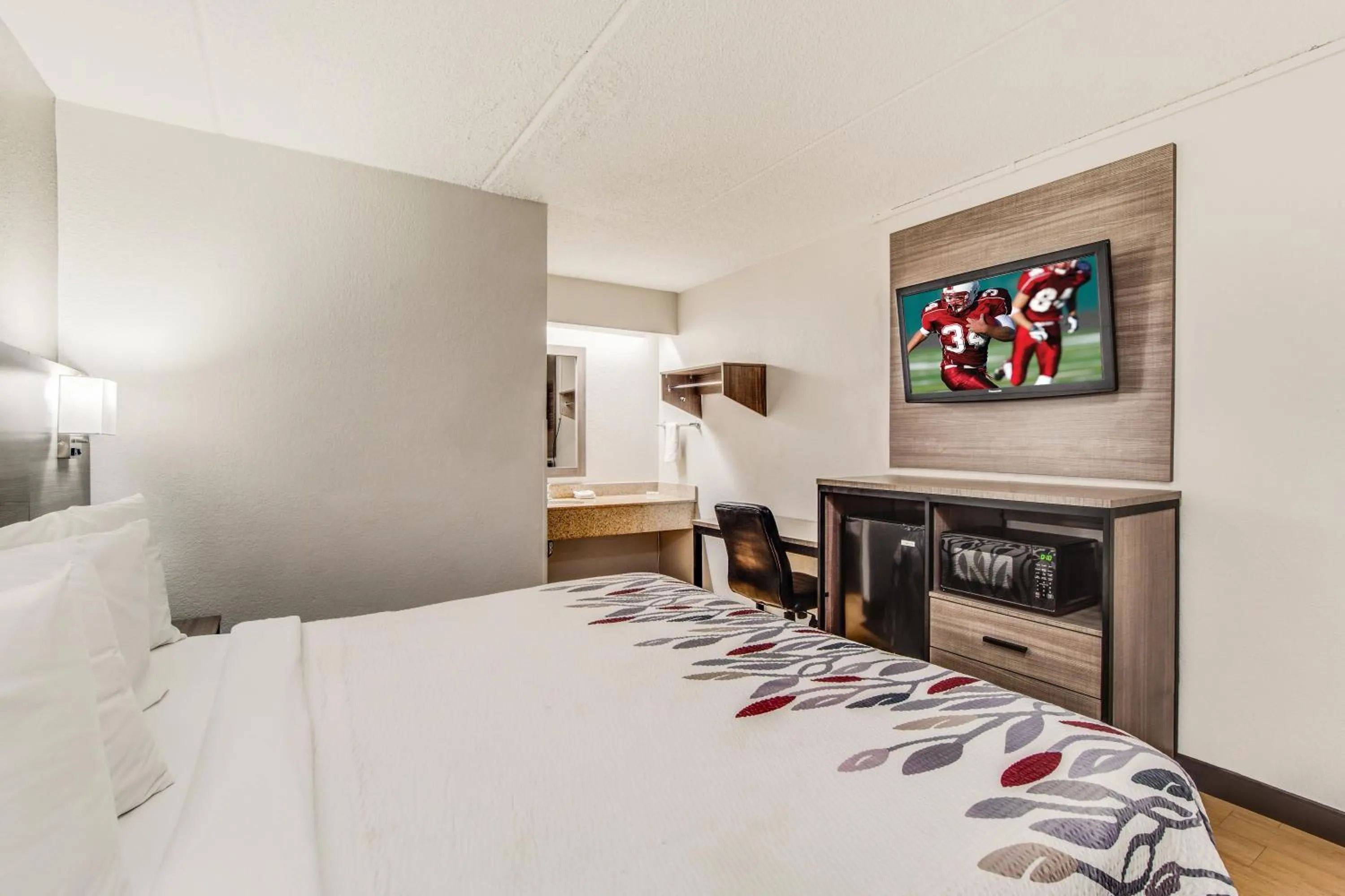 Bedroom, Bed in Red Roof Inn Columbia East - Ft Jackson