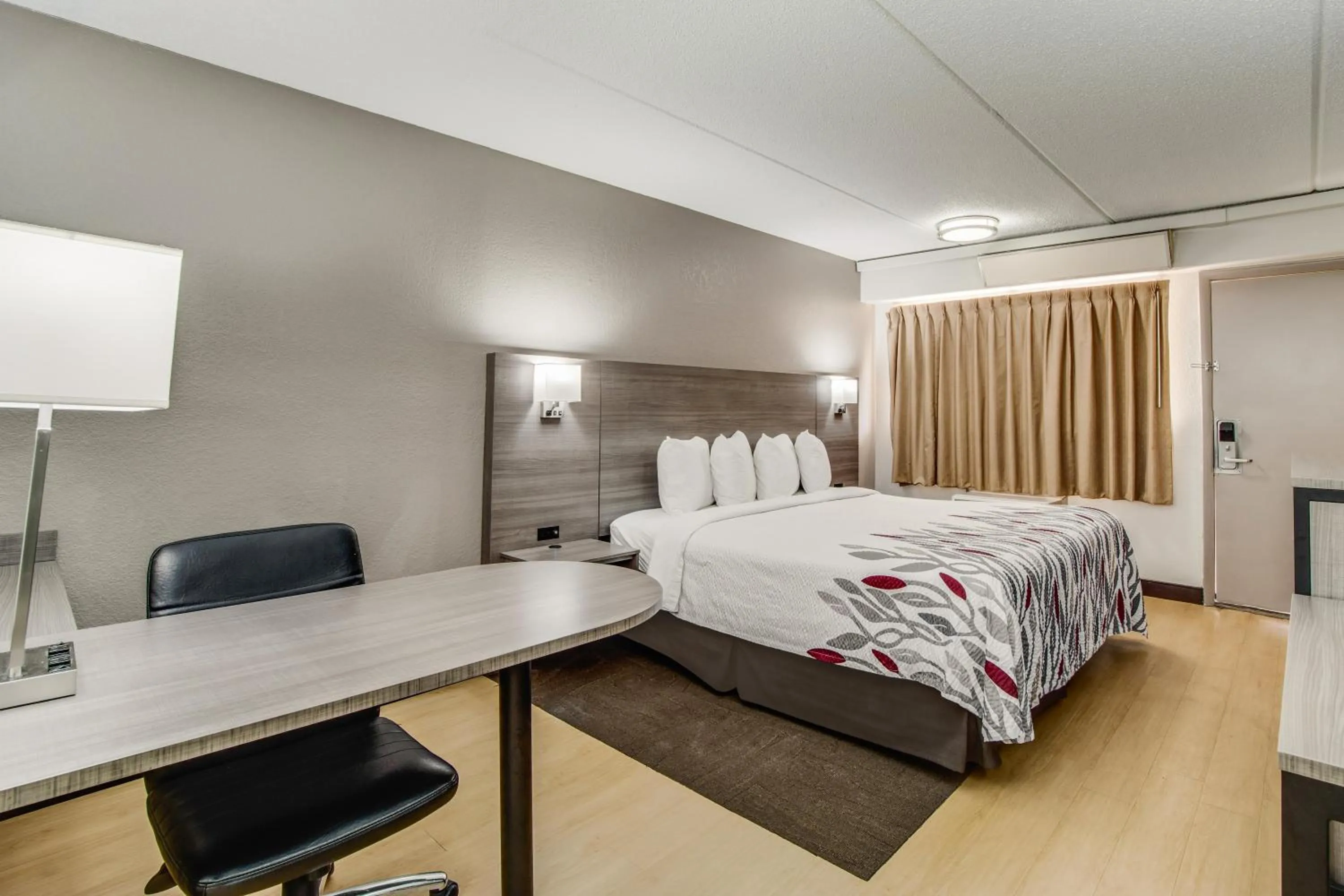 Bedroom, Bed in Red Roof Inn Columbia East - Ft Jackson