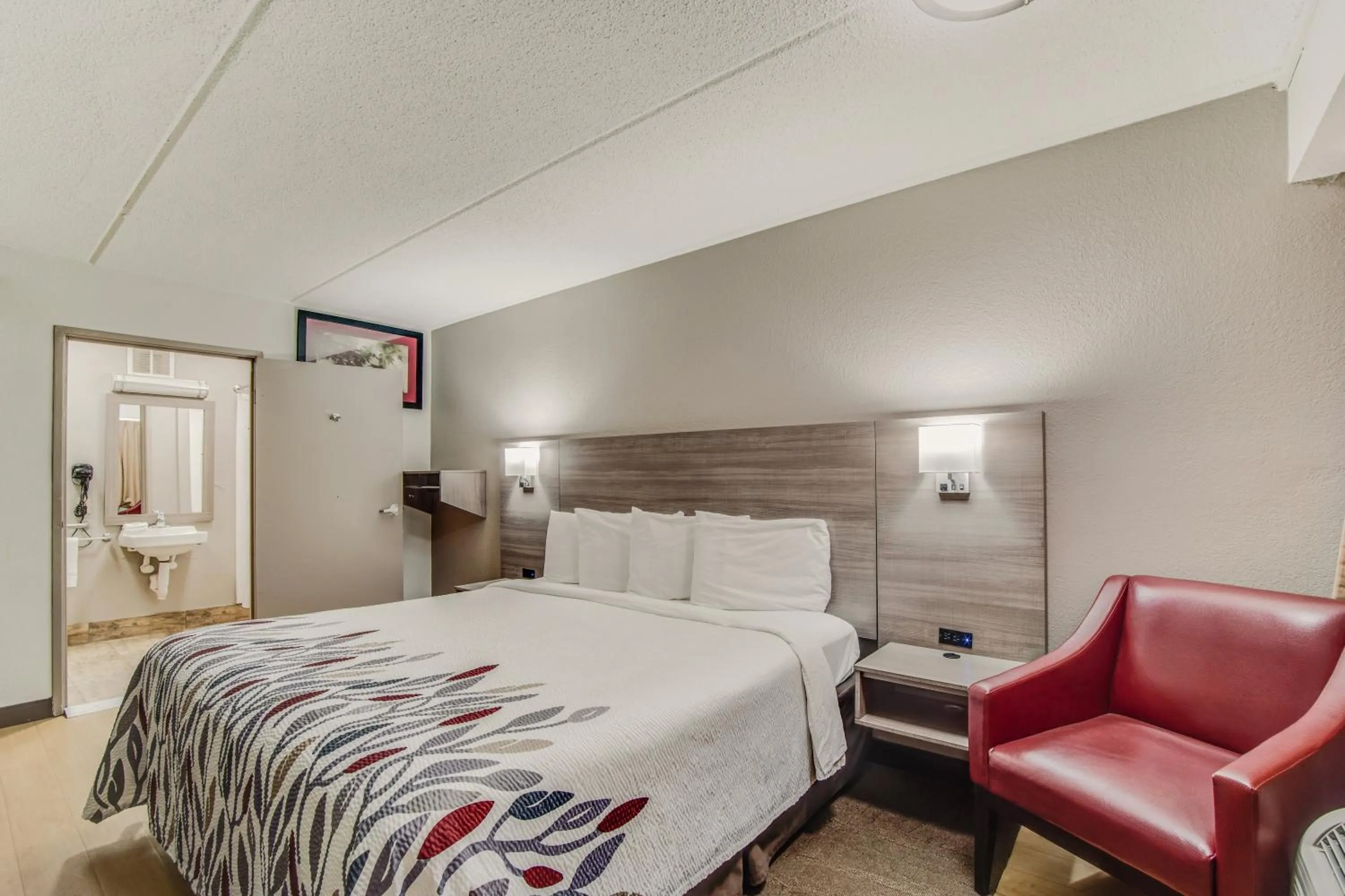 Bedroom, Bed in Red Roof Inn Columbia East - Ft Jackson