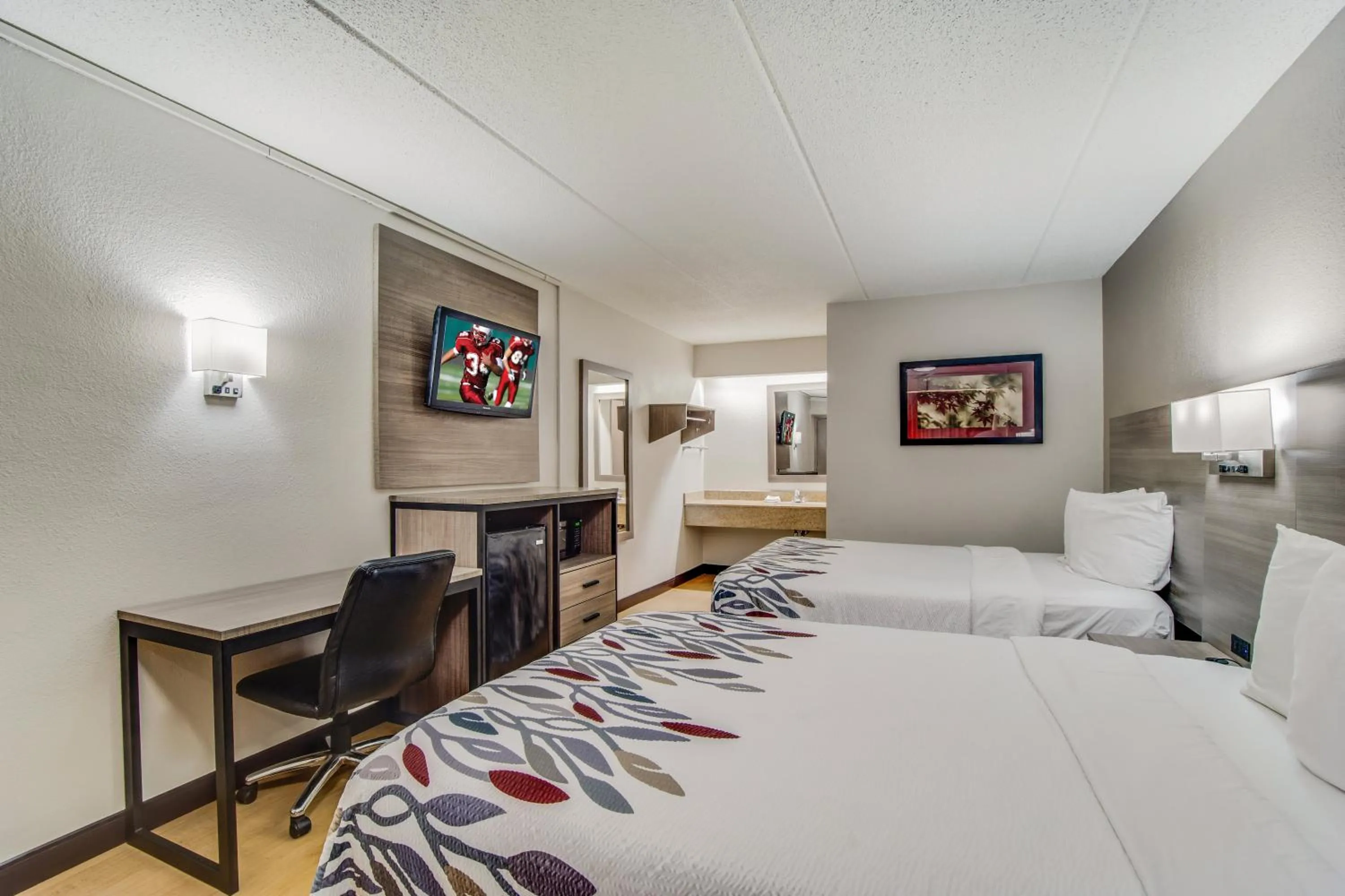 Bedroom, Bed in Red Roof Inn Columbia East - Ft Jackson