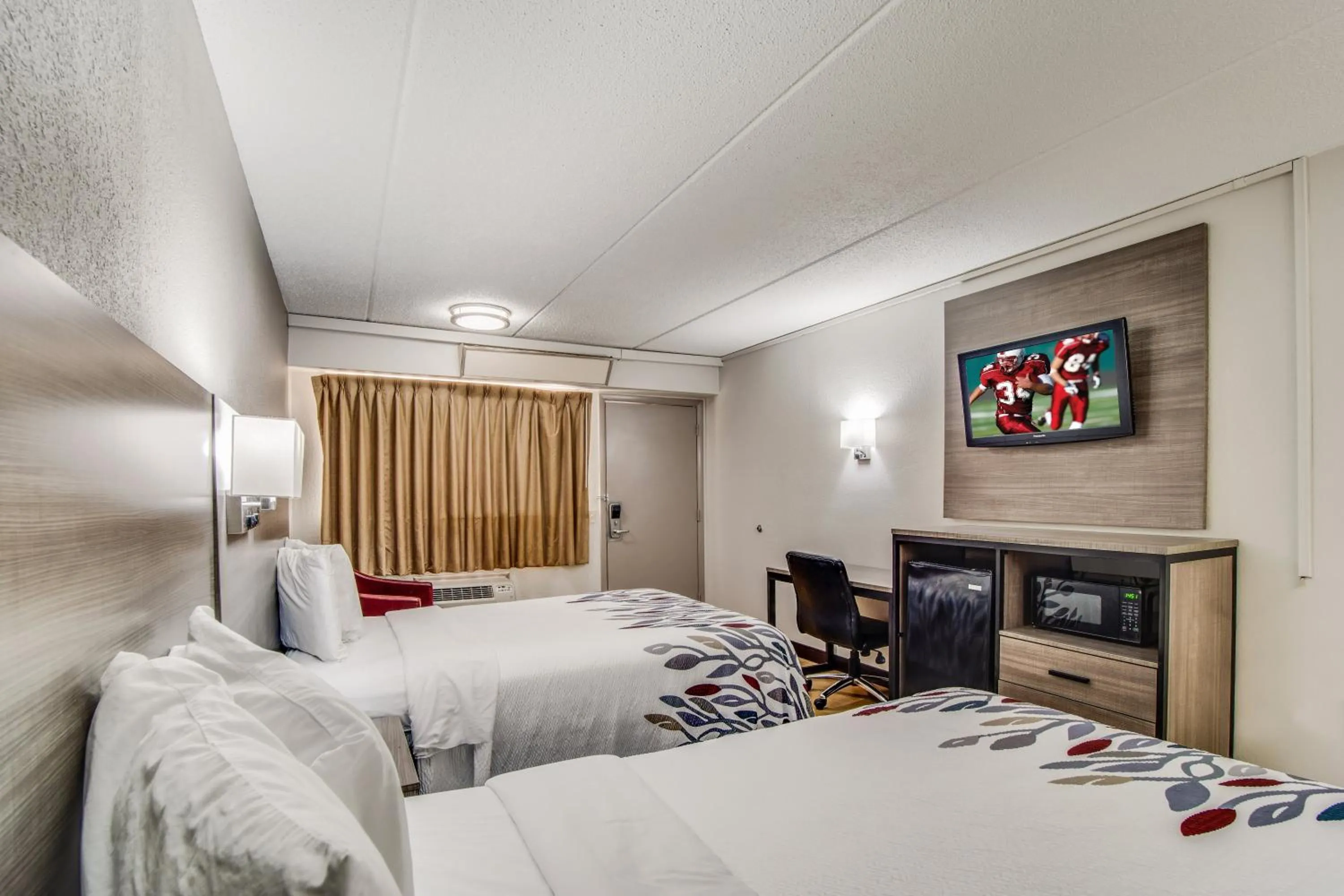 Bedroom, Bed in Red Roof Inn Columbia East - Ft Jackson