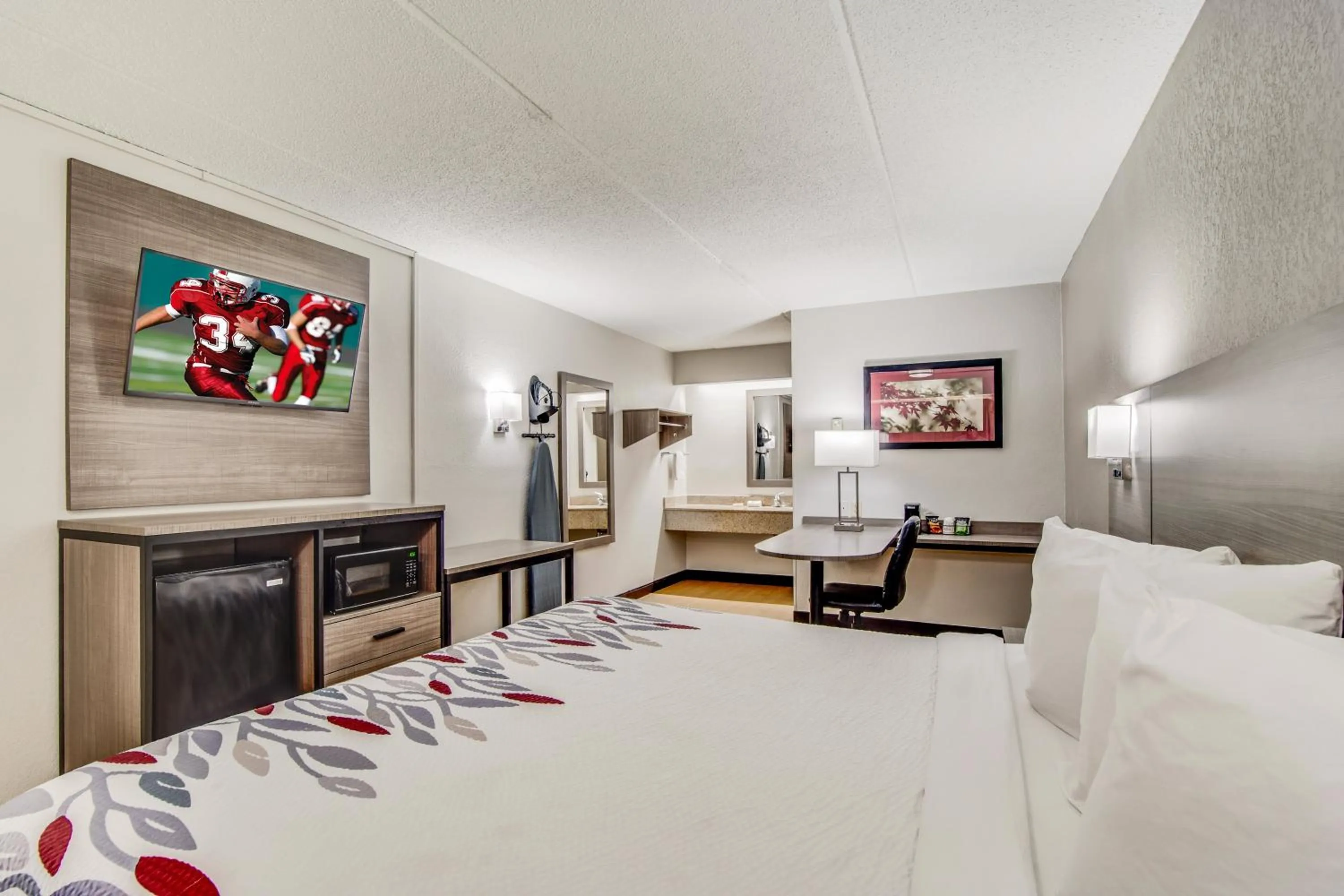 Bedroom, Bed in Red Roof Inn Columbia East - Ft Jackson