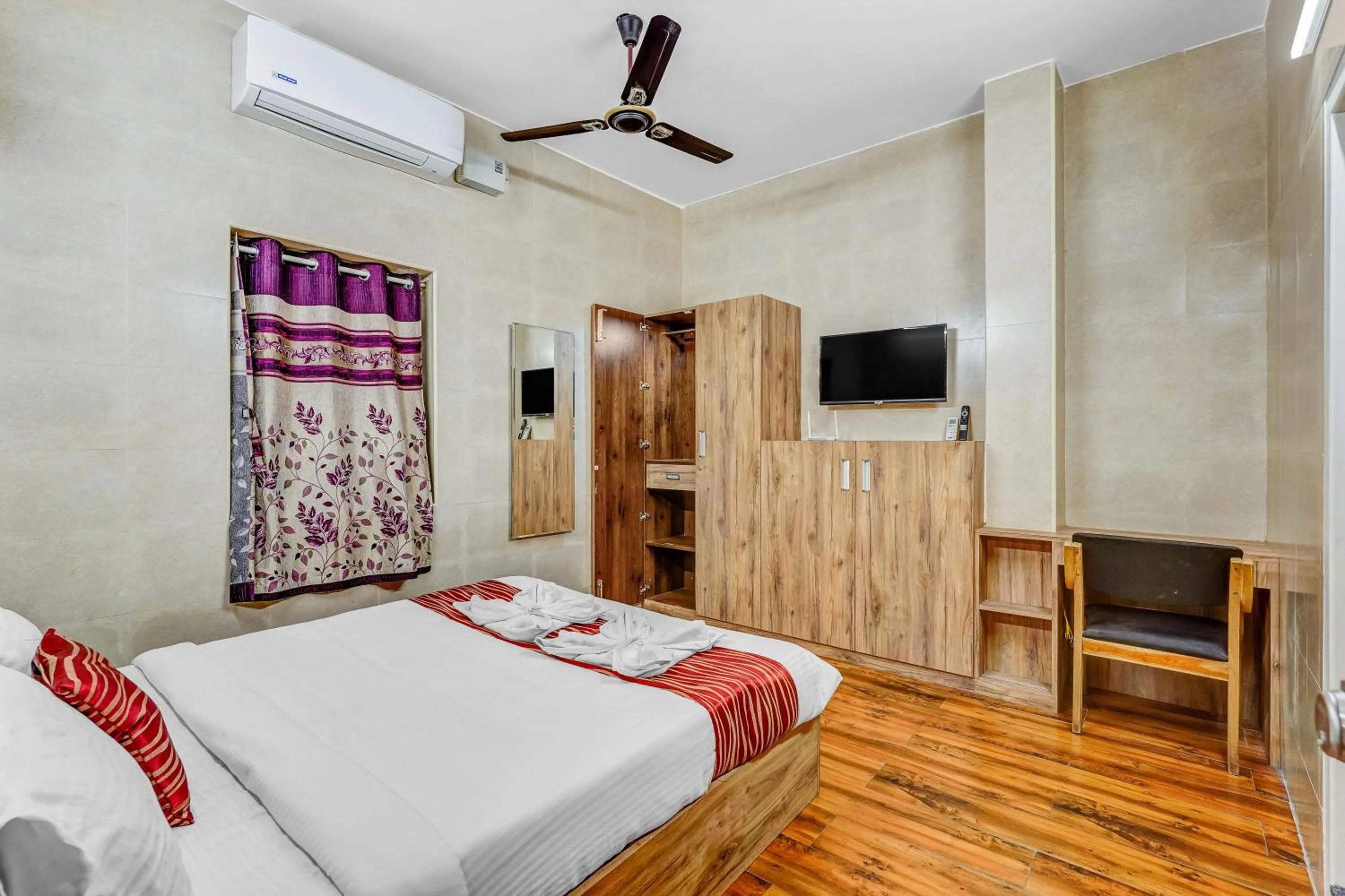 Restaurant/places to eat, Bed in Season 4 Residences - 1BHK furnished apartments (near Apollo Proton, Tidal park)