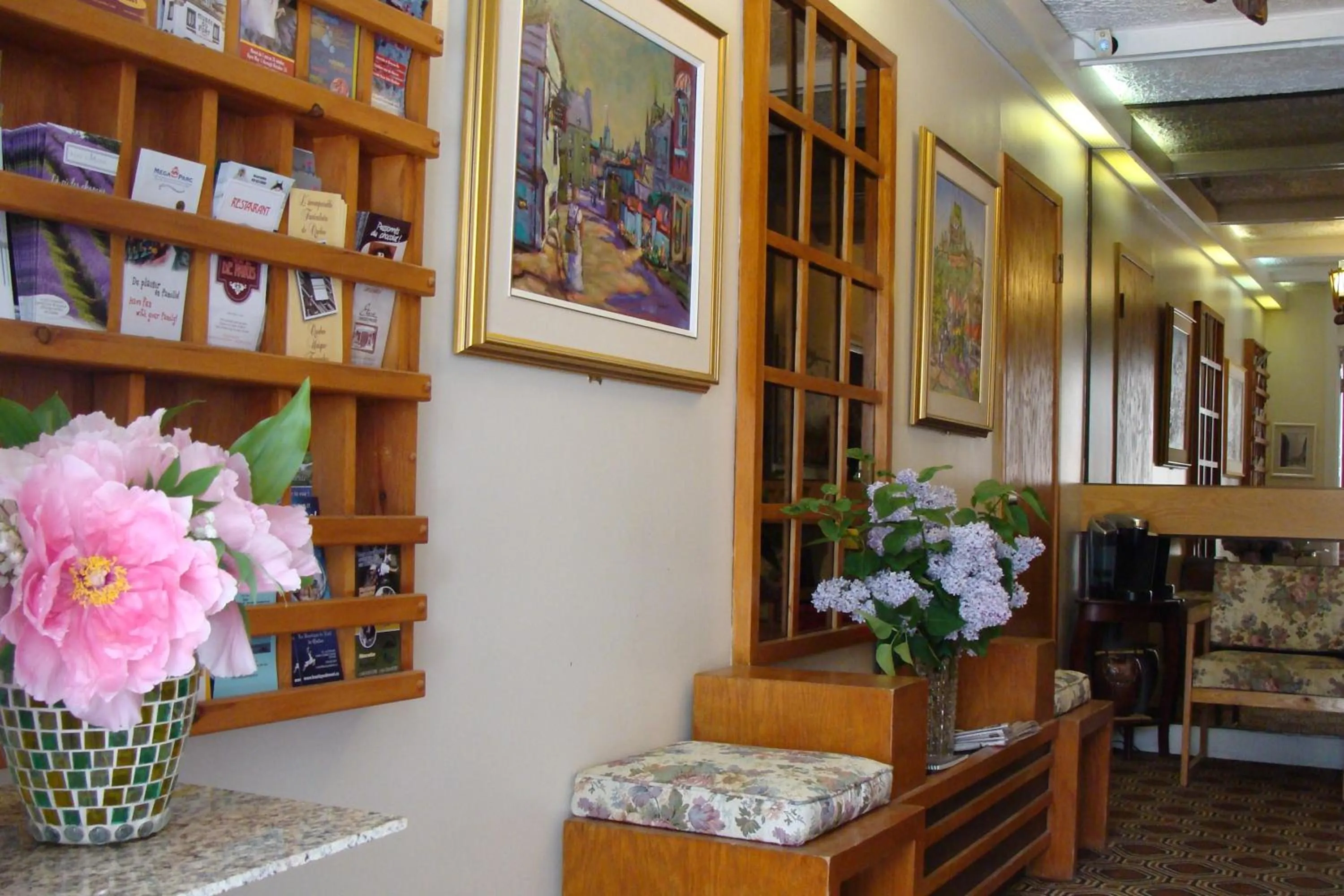 Lobby or reception in Au Petit Hôtel