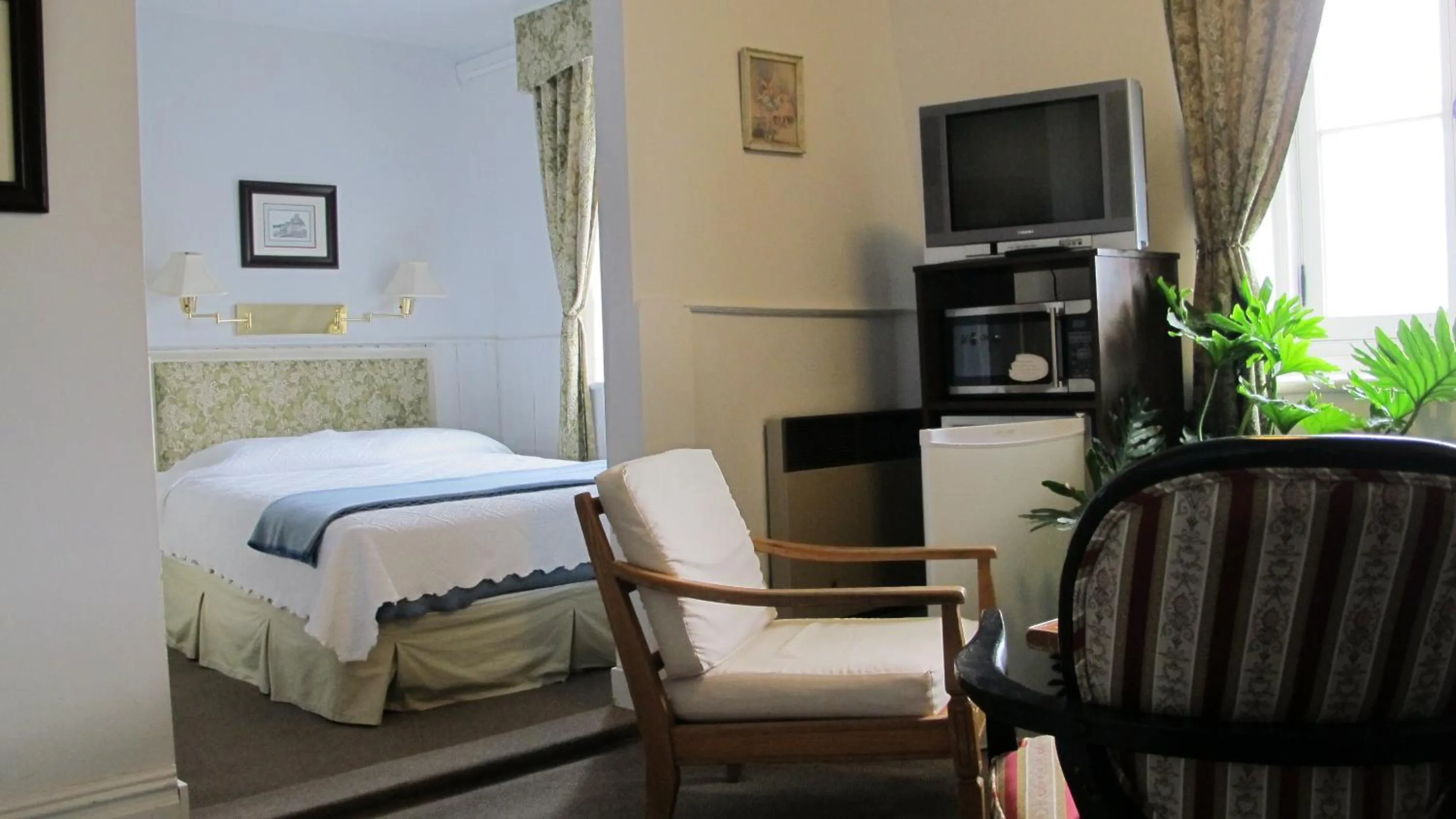 Living room, Bed in Au Petit Hôtel