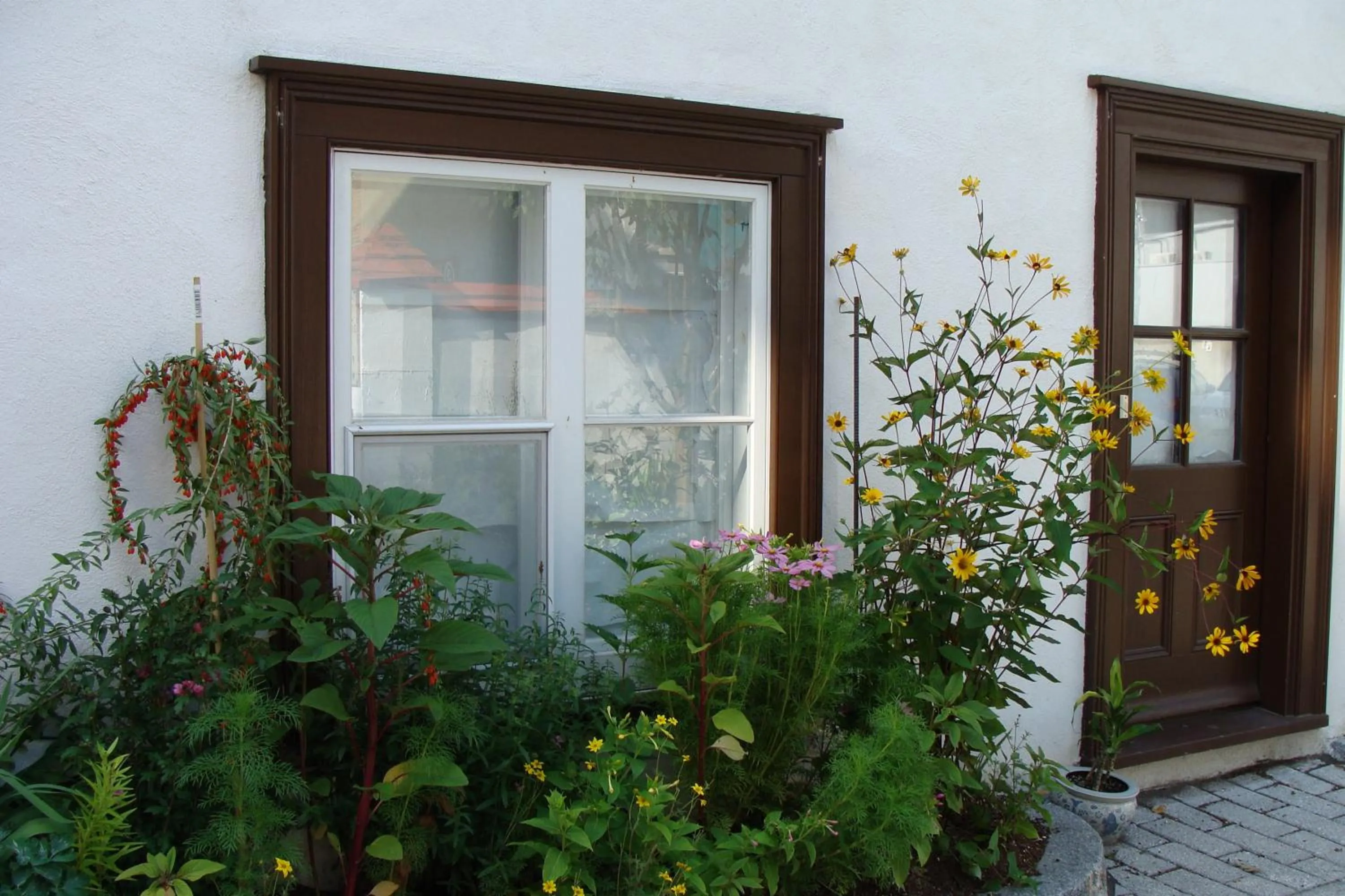 Facade/entrance in Au Petit Hôtel