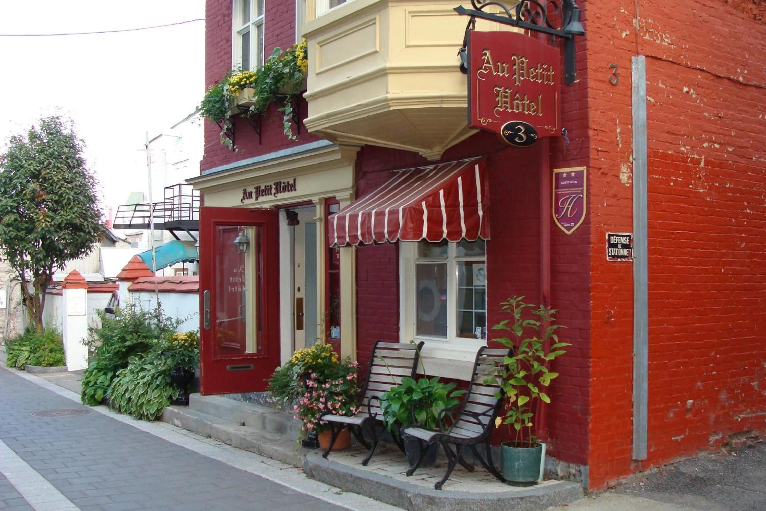 Facade/entrance in Au Petit Hôtel