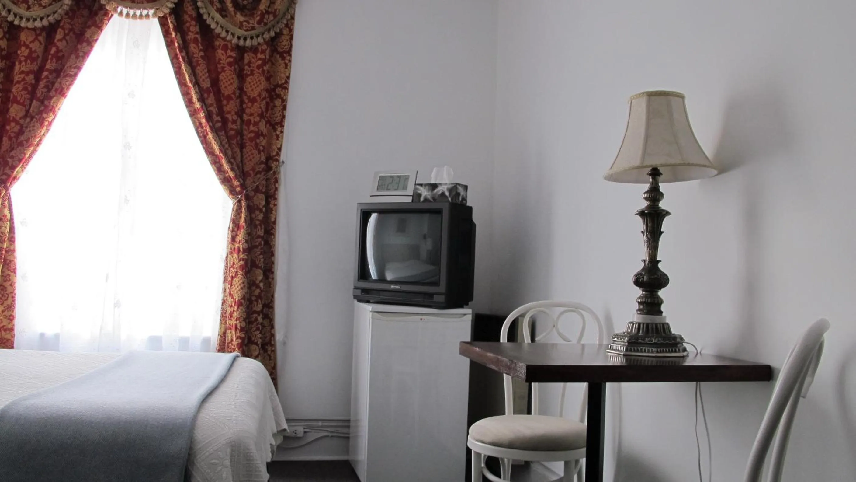 TV and multimedia, Bed in Au Petit Hôtel