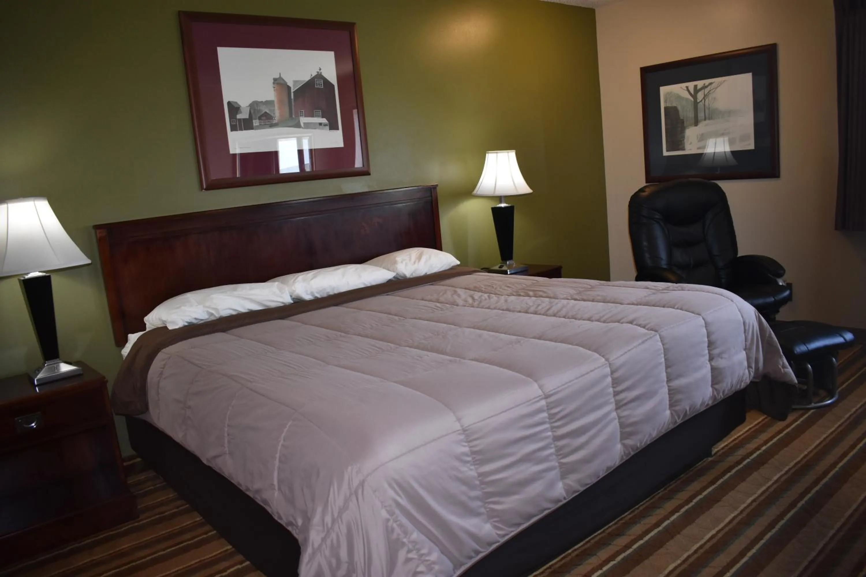 Bed in Heartland Hotel & Suites