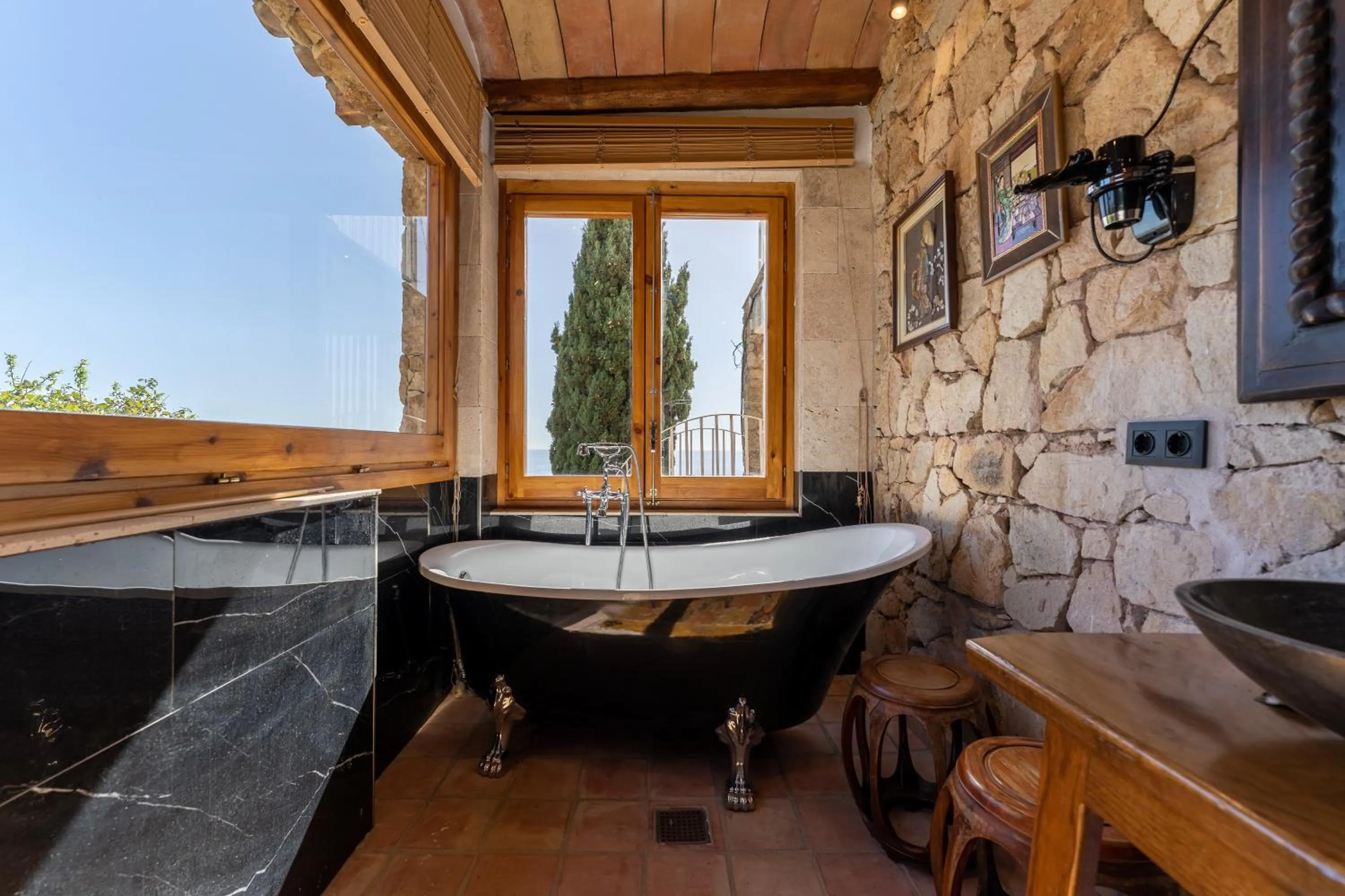 Bathroom in Hotel Roger de Flor by Seleqtta