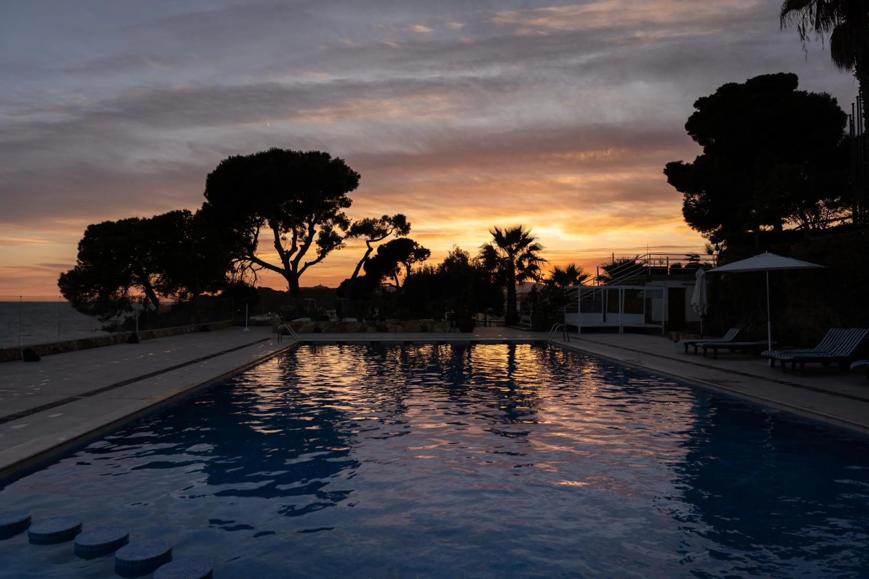 Pool view in Hotel Roger de Flor by Seleqtta