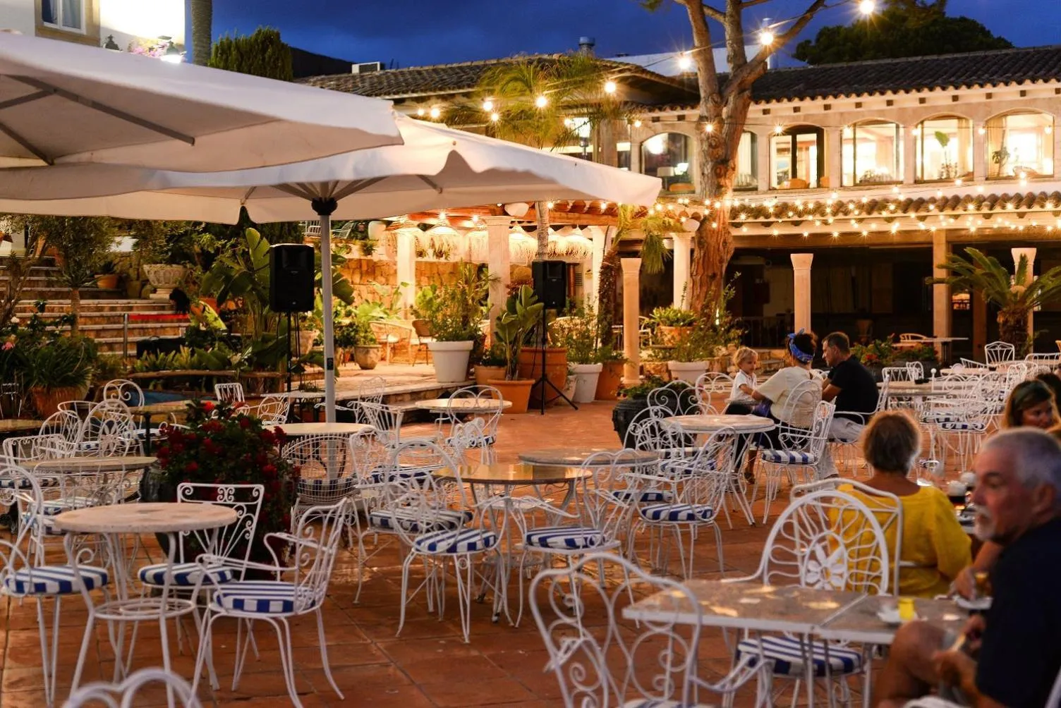 Hotel Roger de Flor by Seleqtta